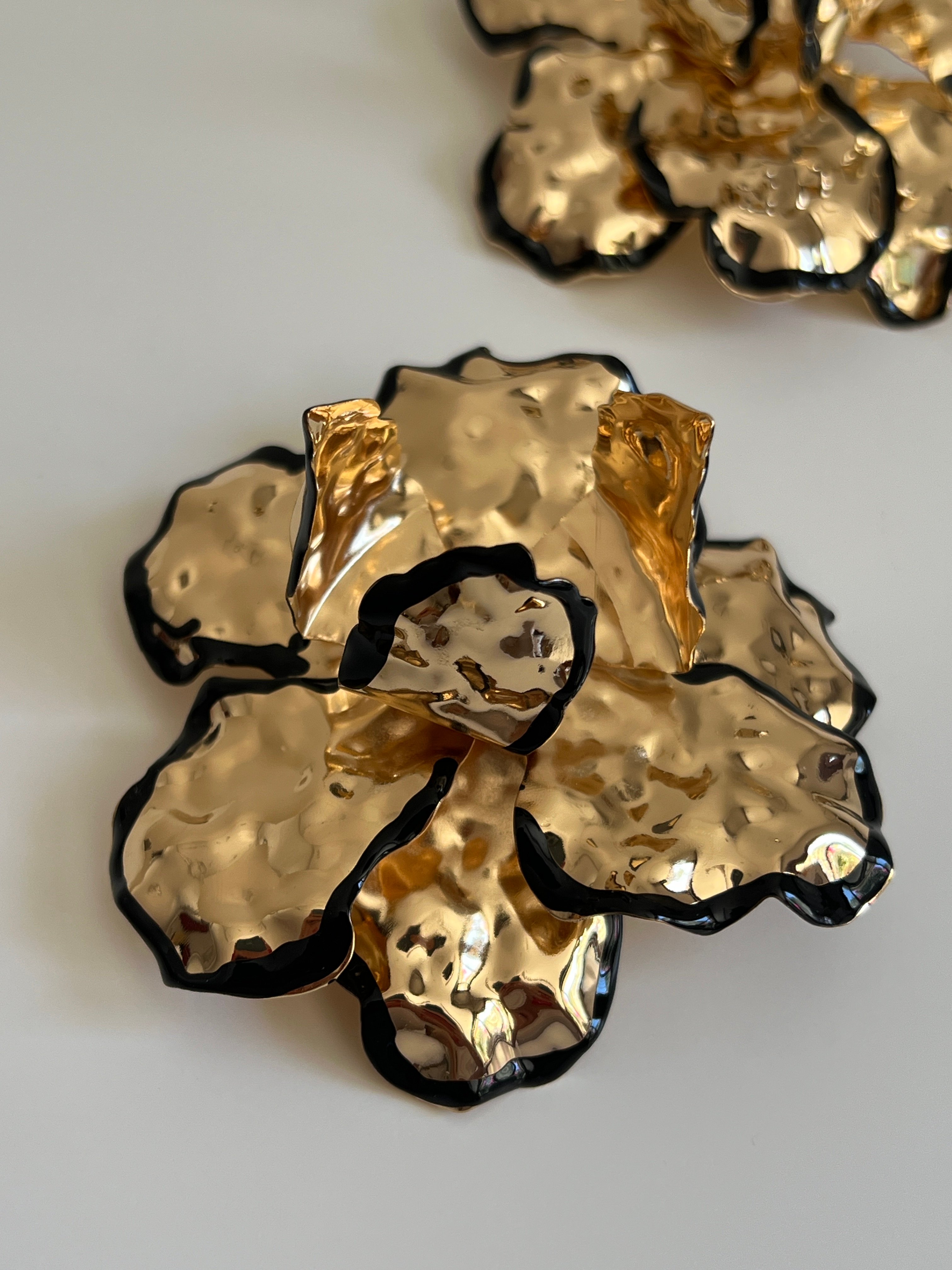 Gold Rengi Siyah Çizgi Detaylı Yaprak Model Kadın Küpe