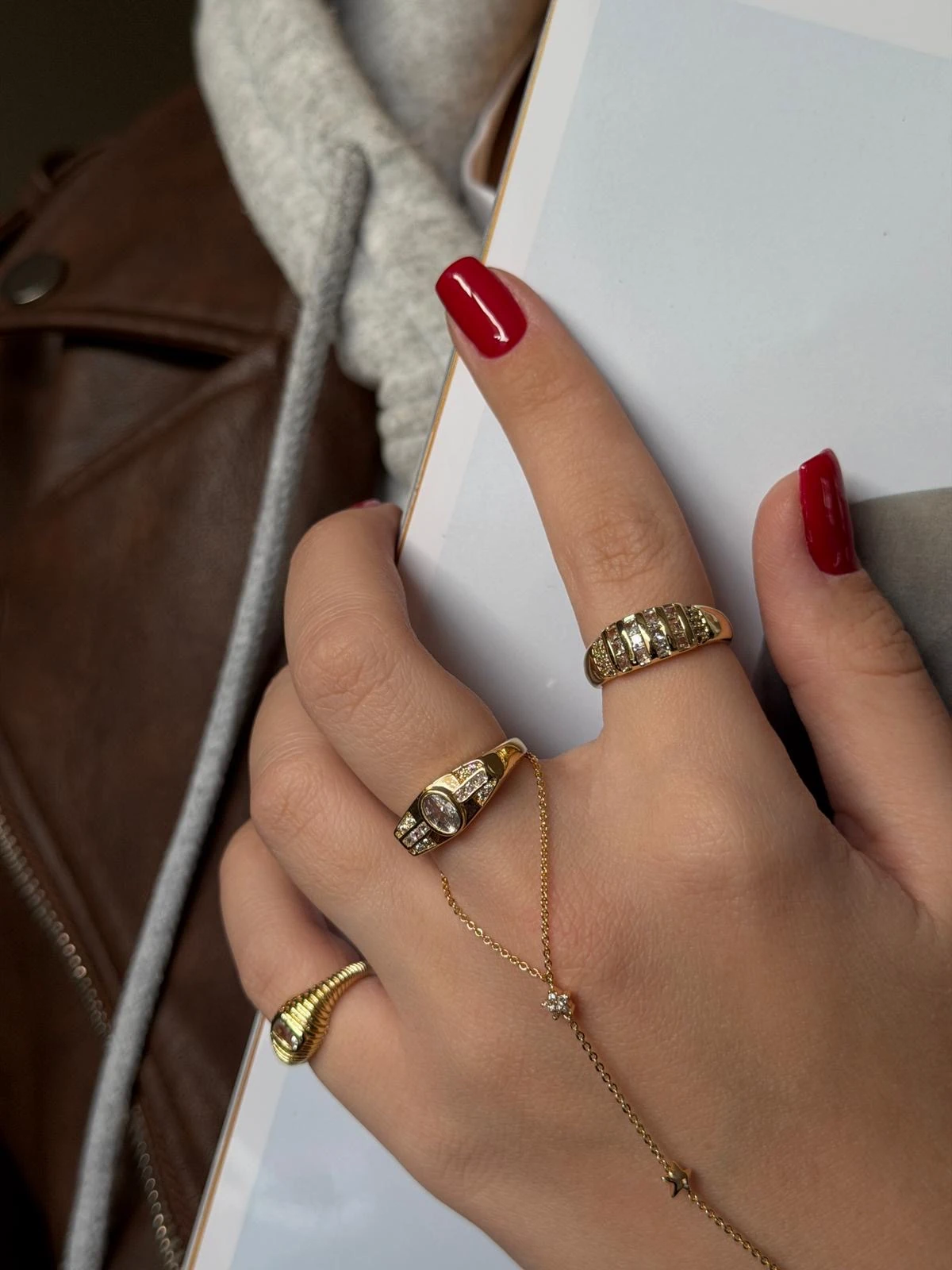 Gold Rengi Sıralı Zirkon Taşlı Kadın Yüzük