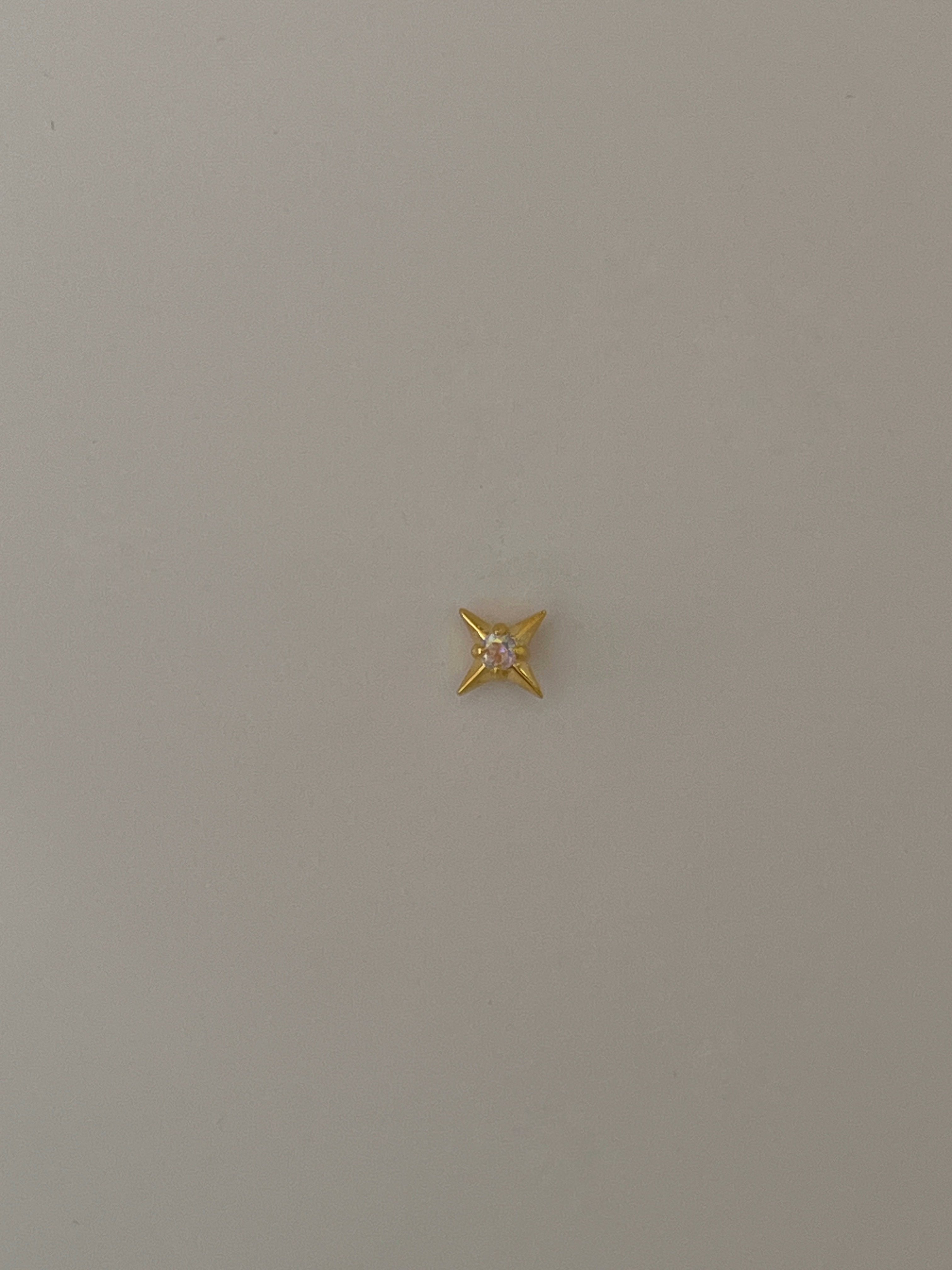 Gold Rengi Zirkon Taş Detaylı Kutup Yıldızı Model Kadın Piercing