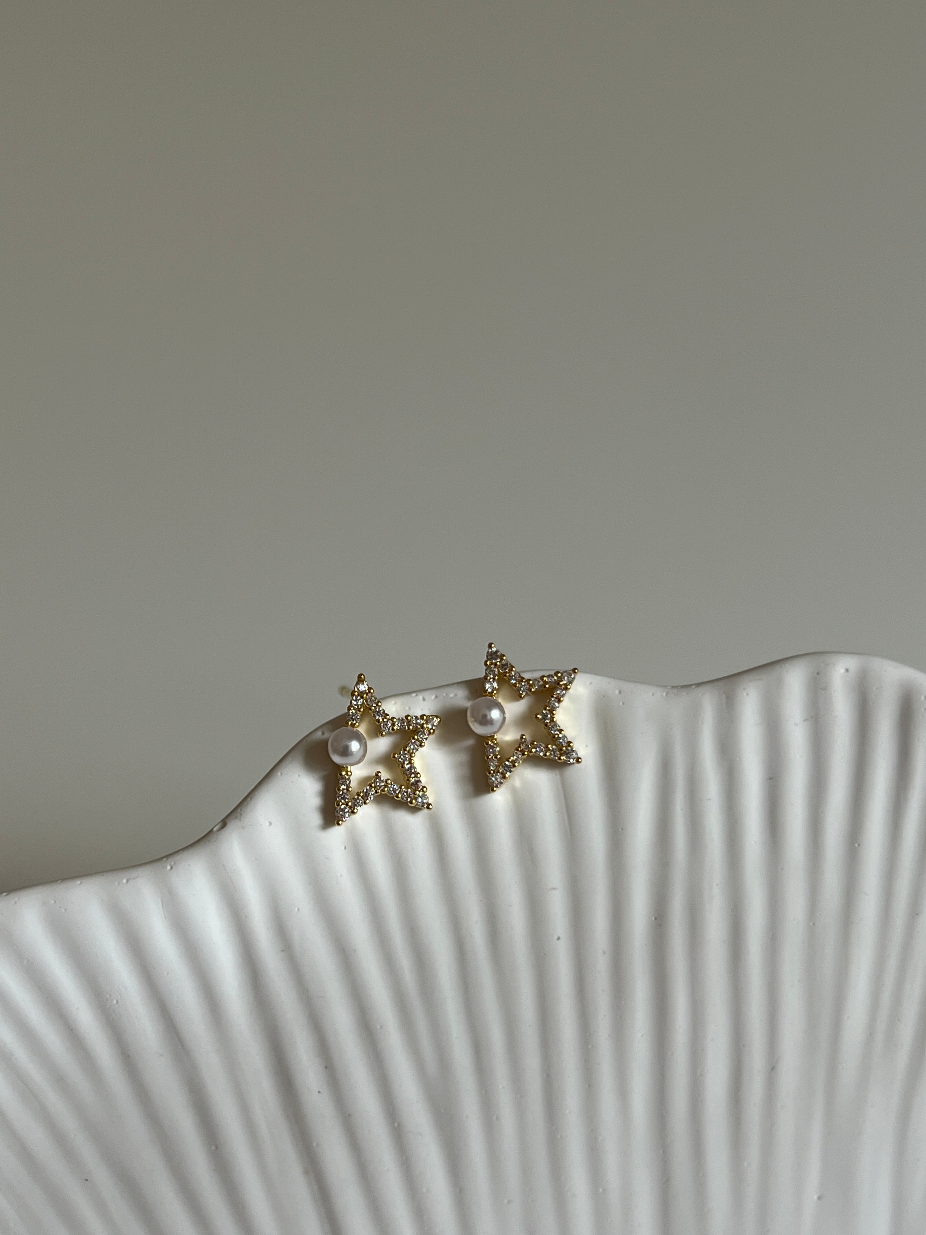 Gold Rengi İnci Detaylı Zirkon Taşlı Yıldız Model Kadın Minimal Küpe