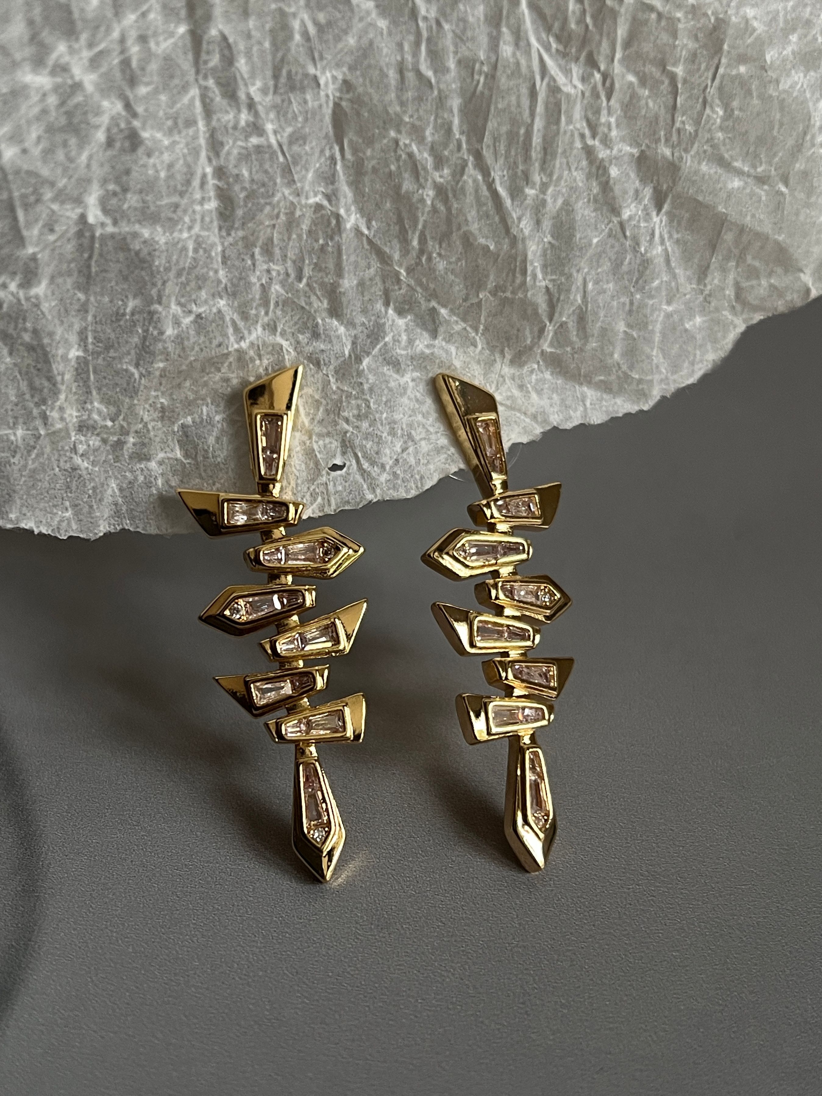 Gold Rengi Baget Zirkon Taş Detaylı Kadın Küpe