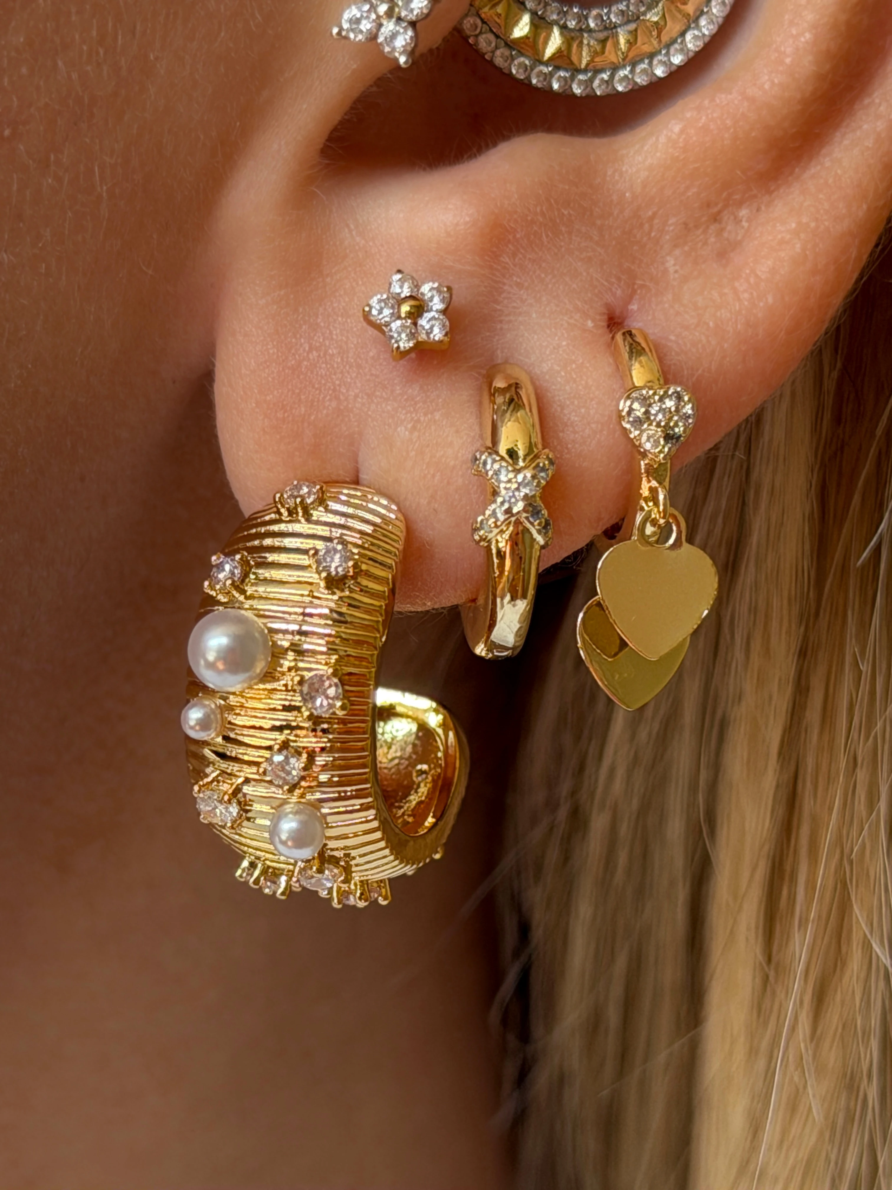 Gold Rengi İnci Detaylı Tırtıklı Kadın Küpe