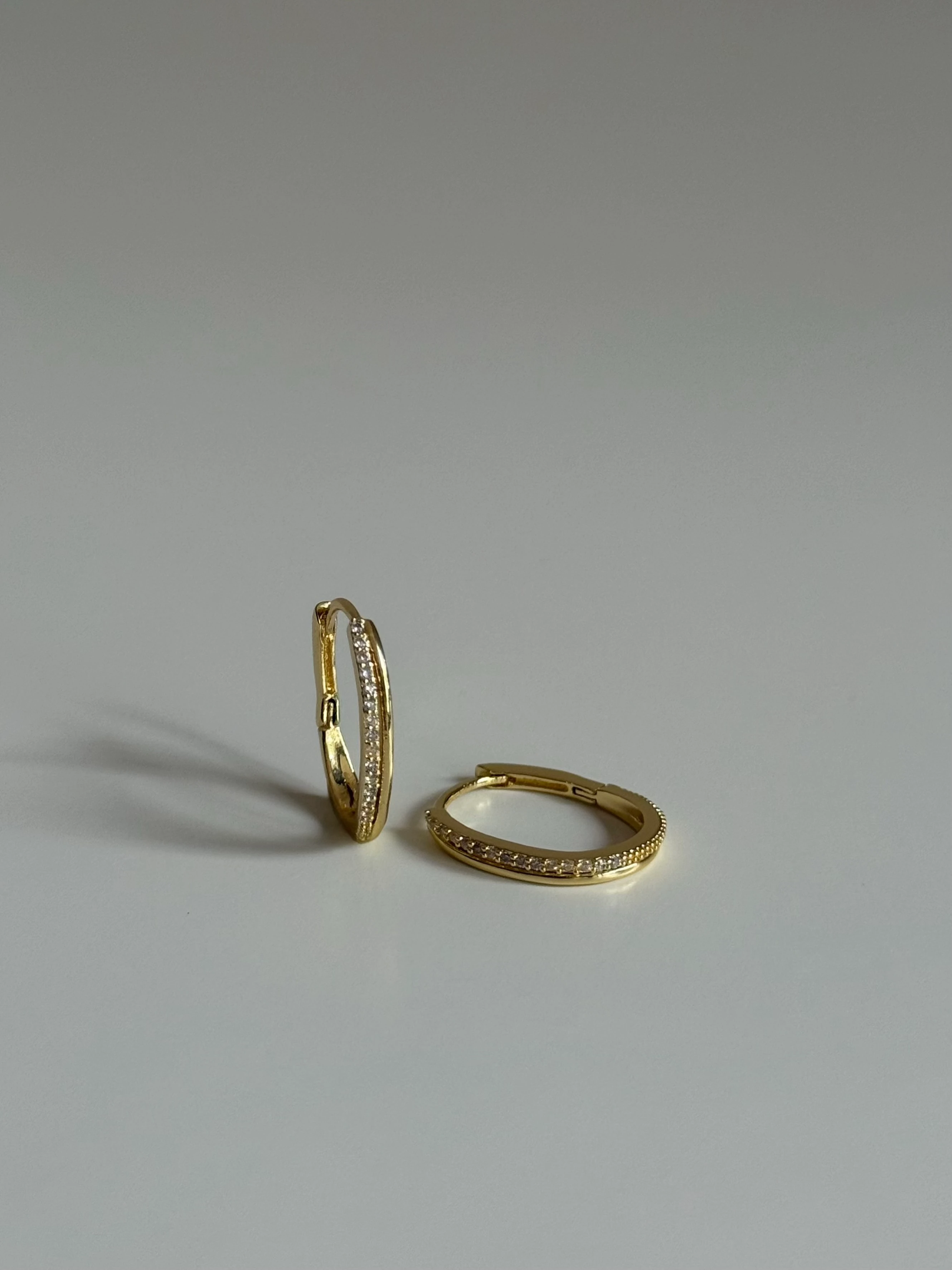 Gold Rengi Taş Detay İki Sıra Kadın Küpe