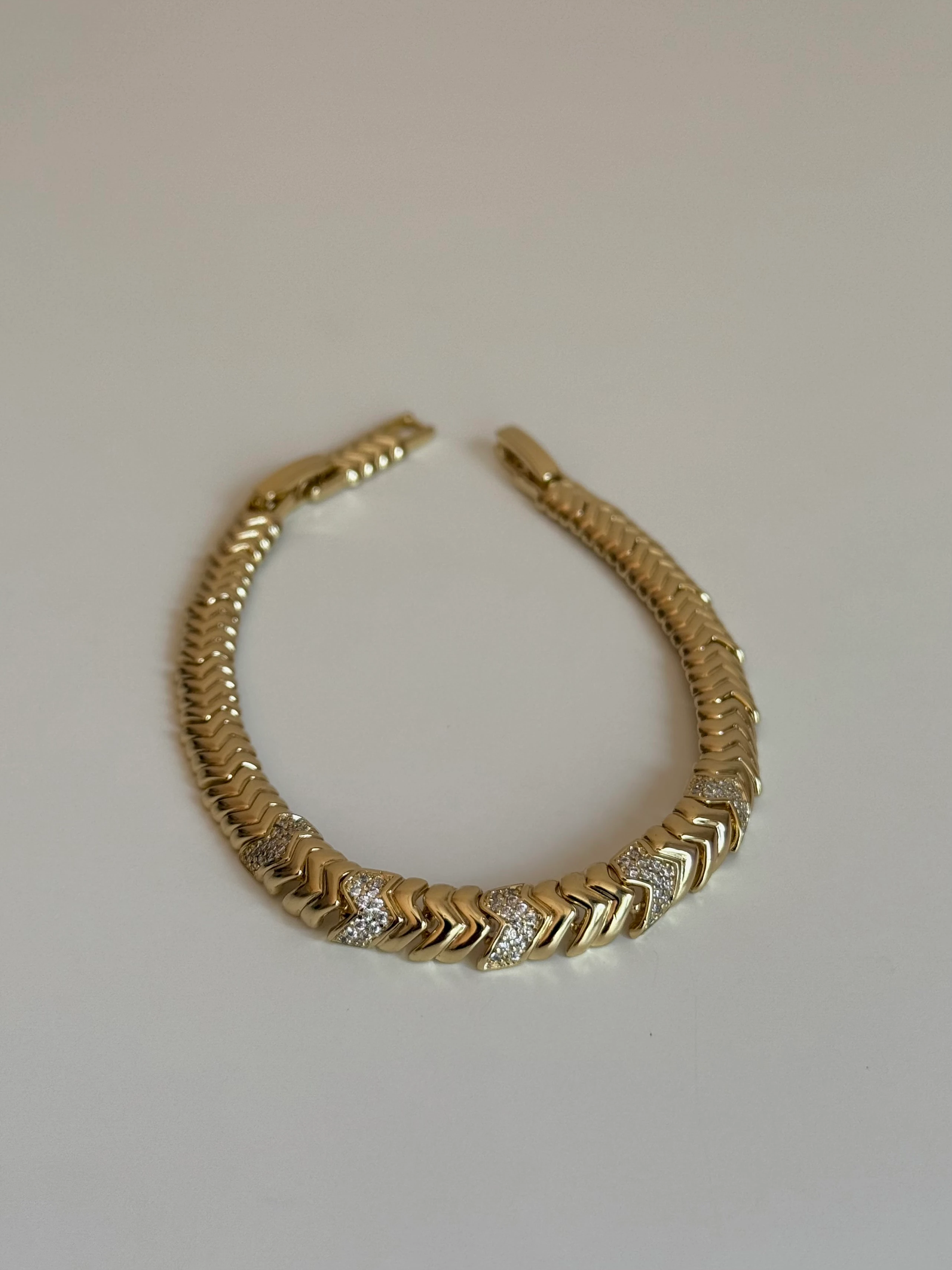 Gold Rengi Zirkon Taş Detaylı Sıralı V Model Xupıng Kadın Bileklik