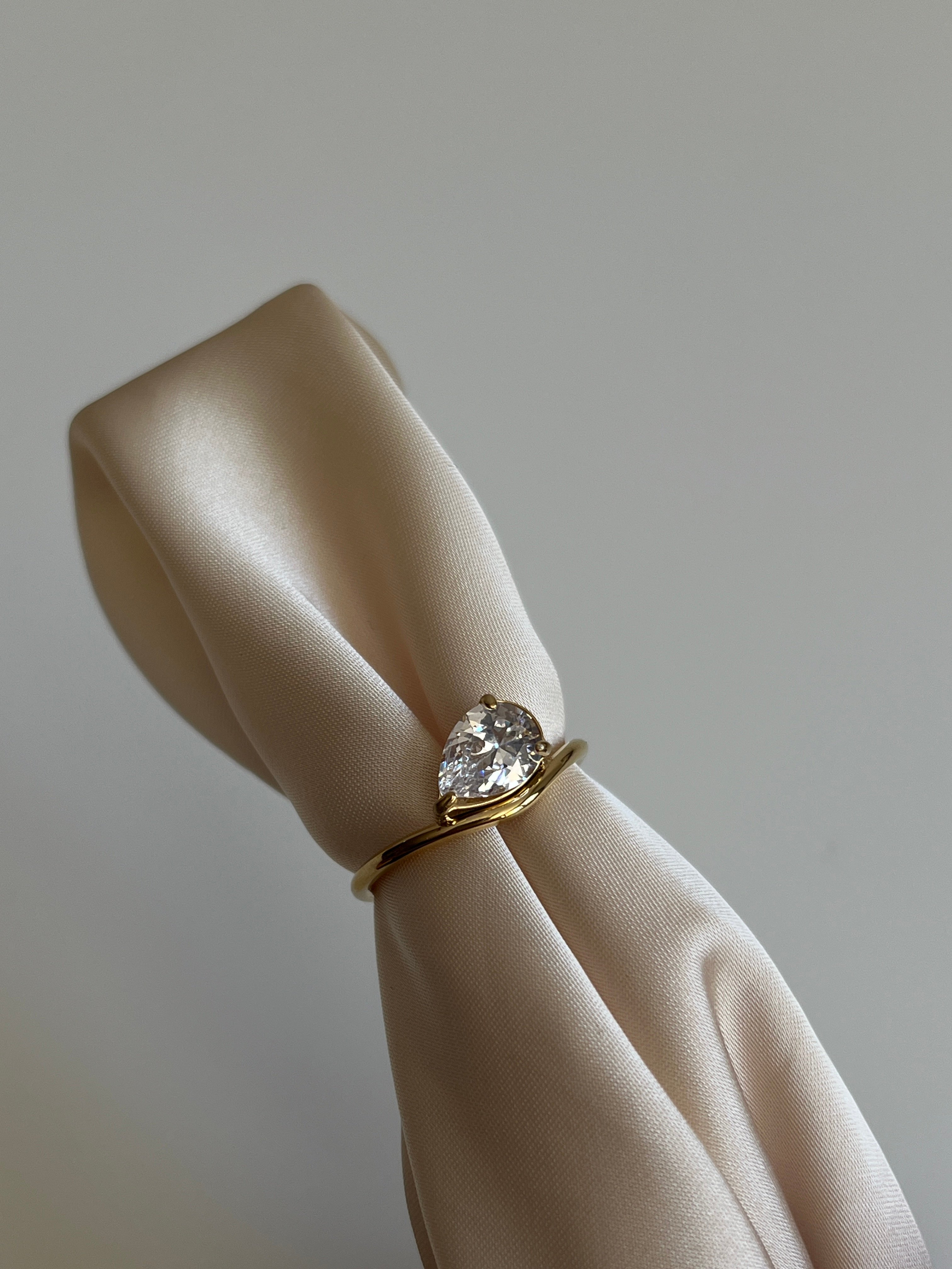 Gold Rengi Tek Damla Zirkon Taşlı Kadın Yüzük