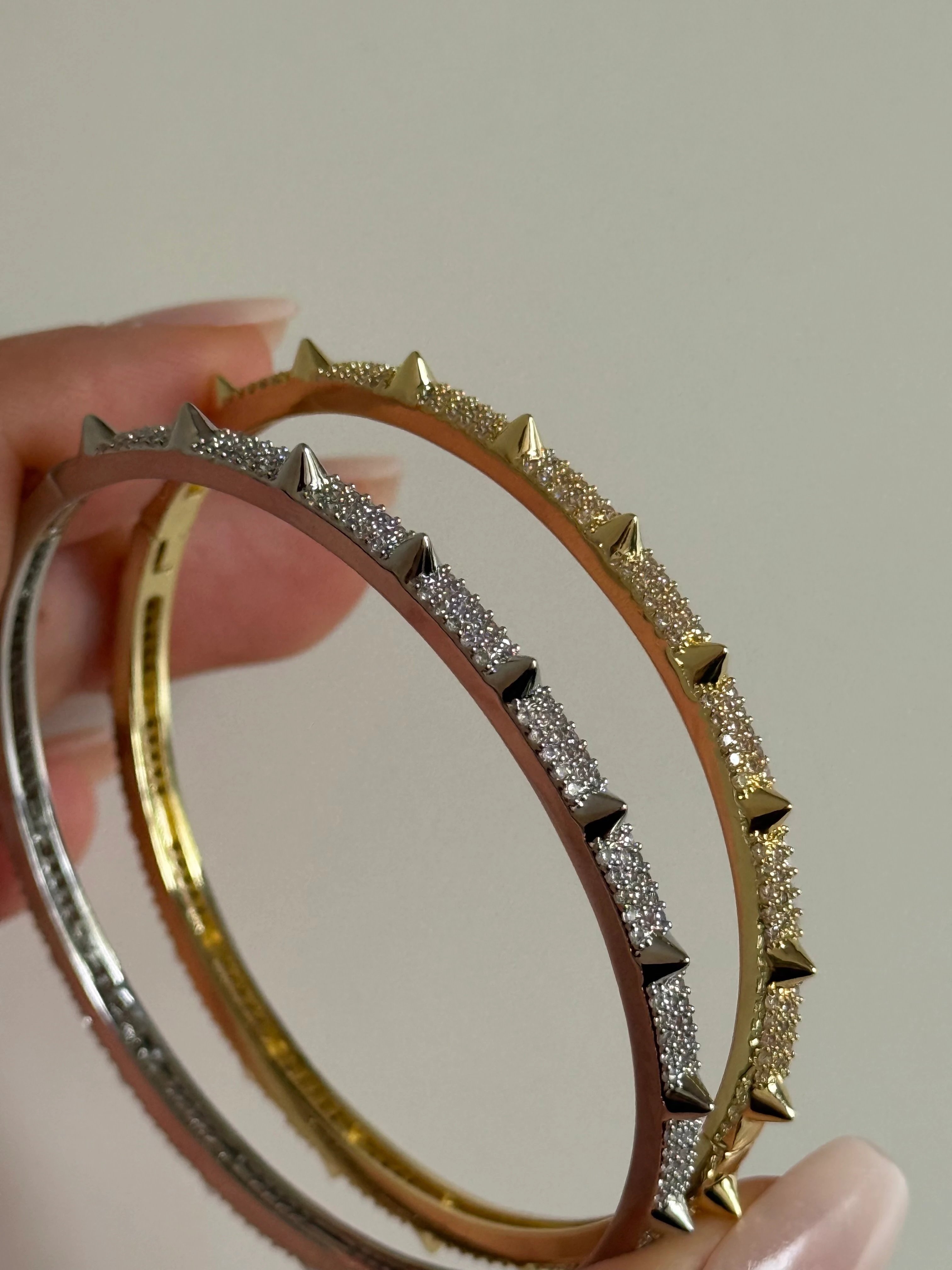 Zirkon Taş Detaylı Çivi Model Kadın Kelepçe Bileklik