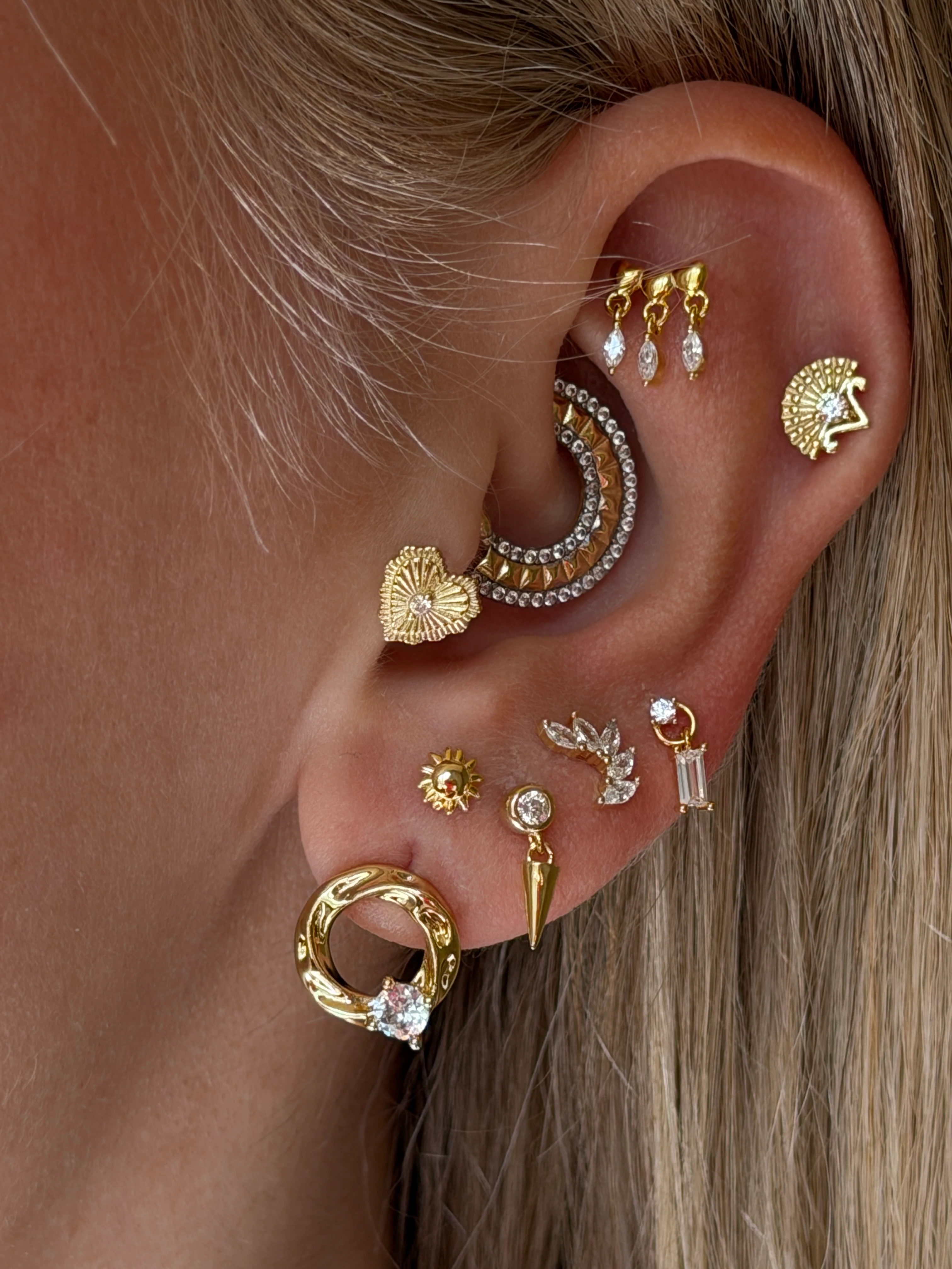 Gold Rengi Burgu Yuvarlak Model Kadın Küpe