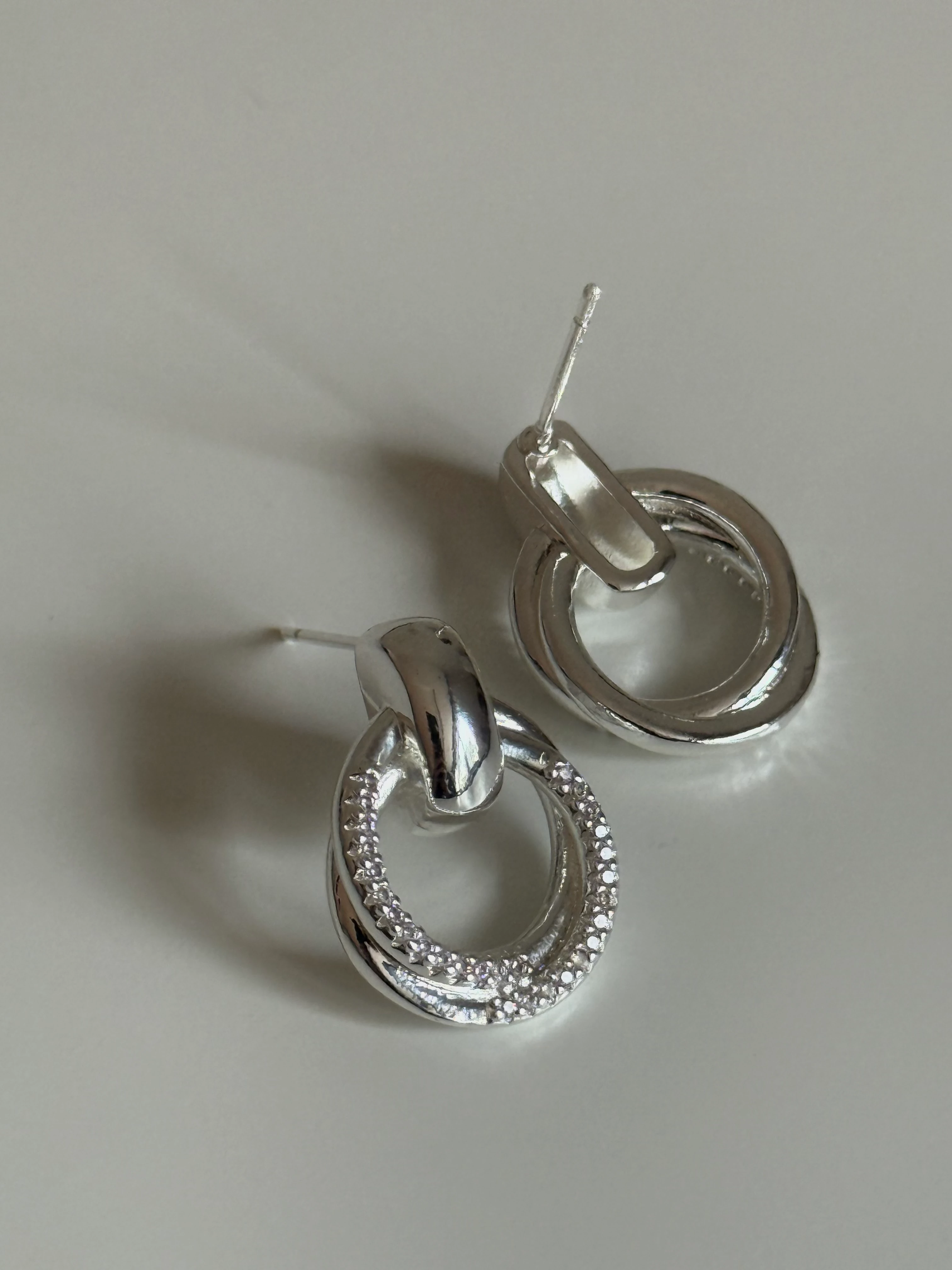 Zirkon Taş Detaylı İki Sıra Yuvarlak Kadın Küpe