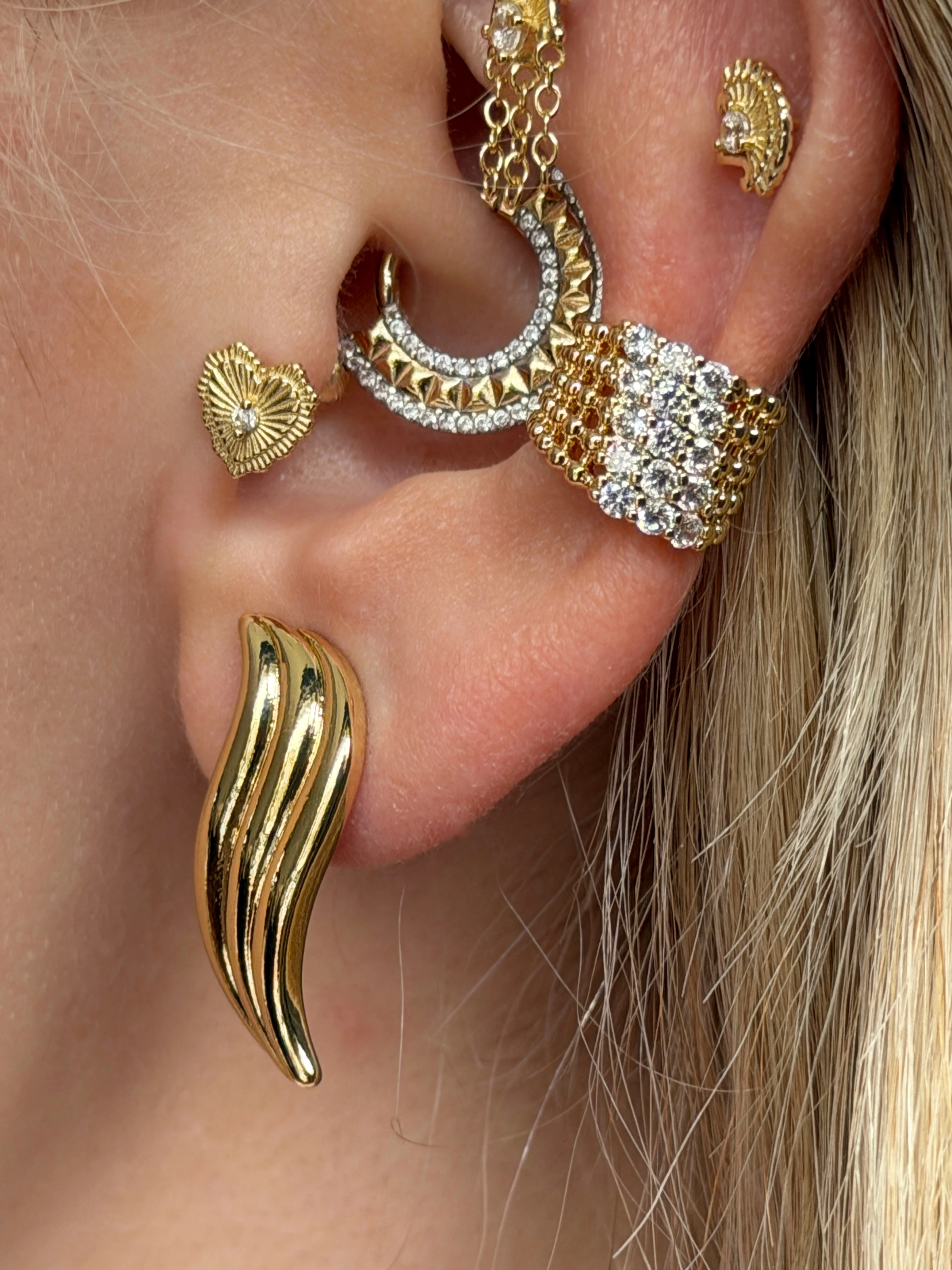 Gold Rengi Beş Sıra Üç Taş Model Kadın Kıkırdak Küpe