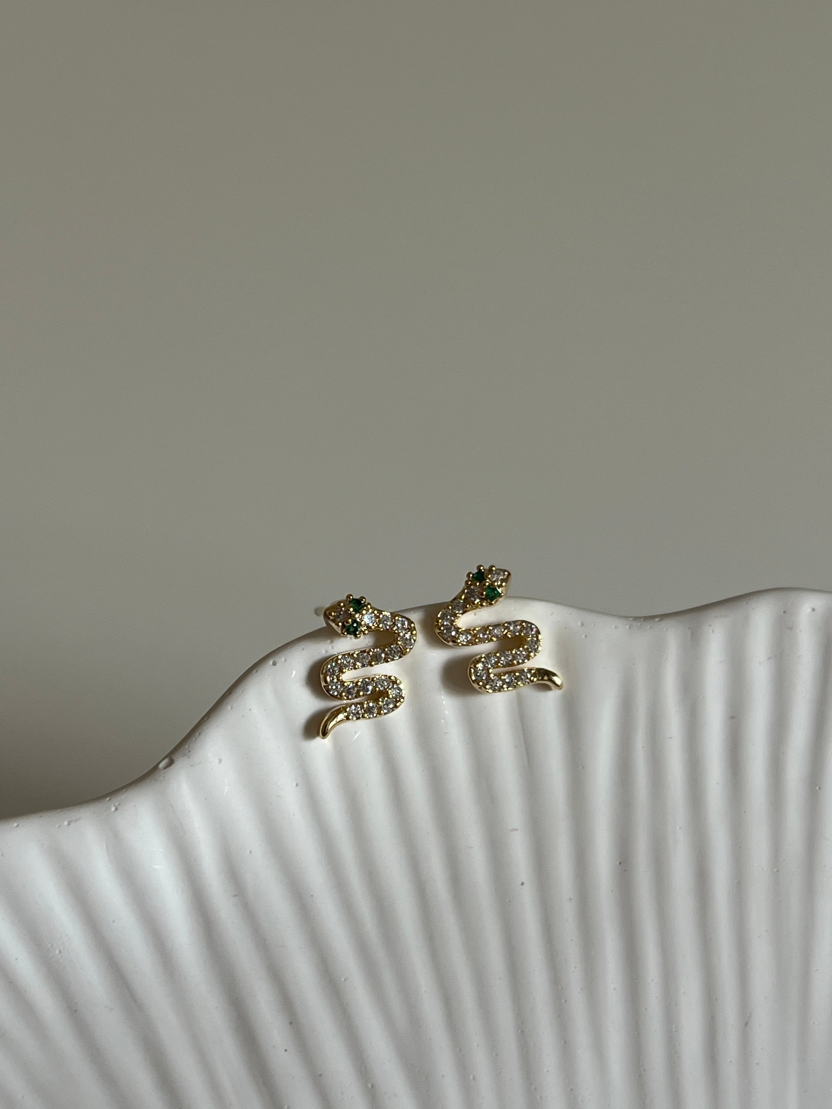 Gold Rengi Yılan Figürlü Kadın Minimal Küpe