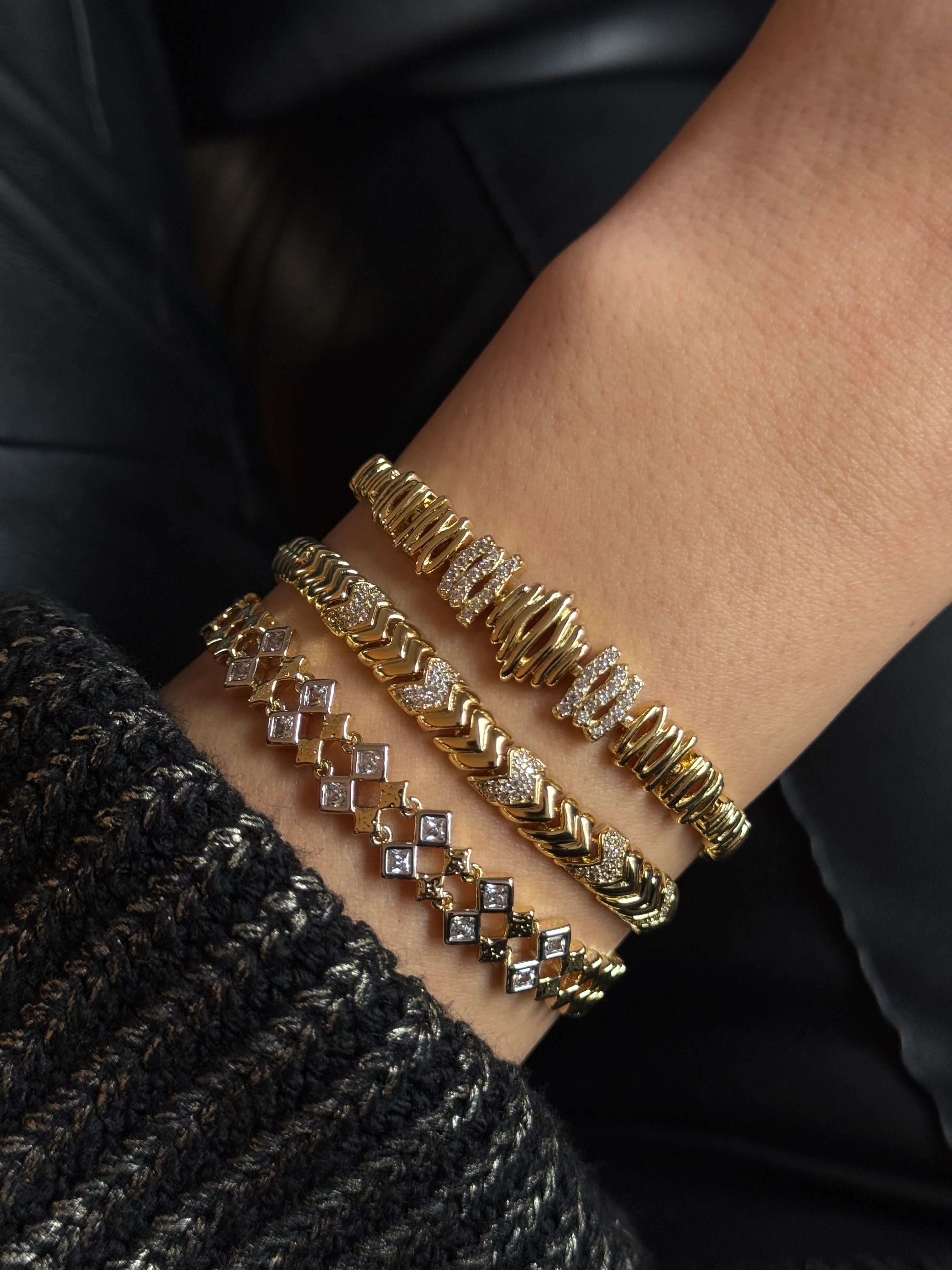 Gold Rengi Zirkon Taş Detaylı Çizgili Model Xupıng Kadın Bileklik