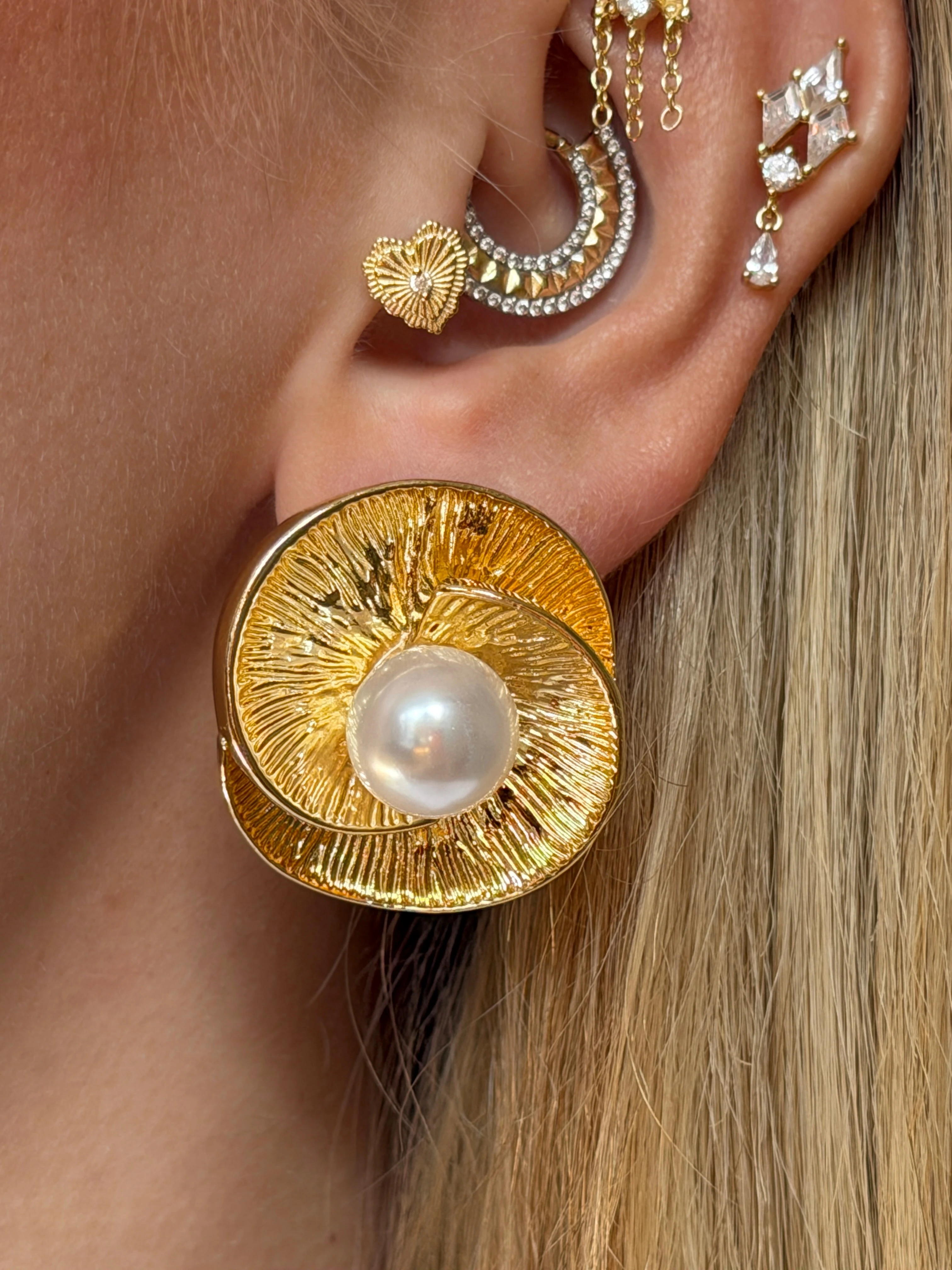 Gold Rengi İnci Detaylı Kadın Küpe