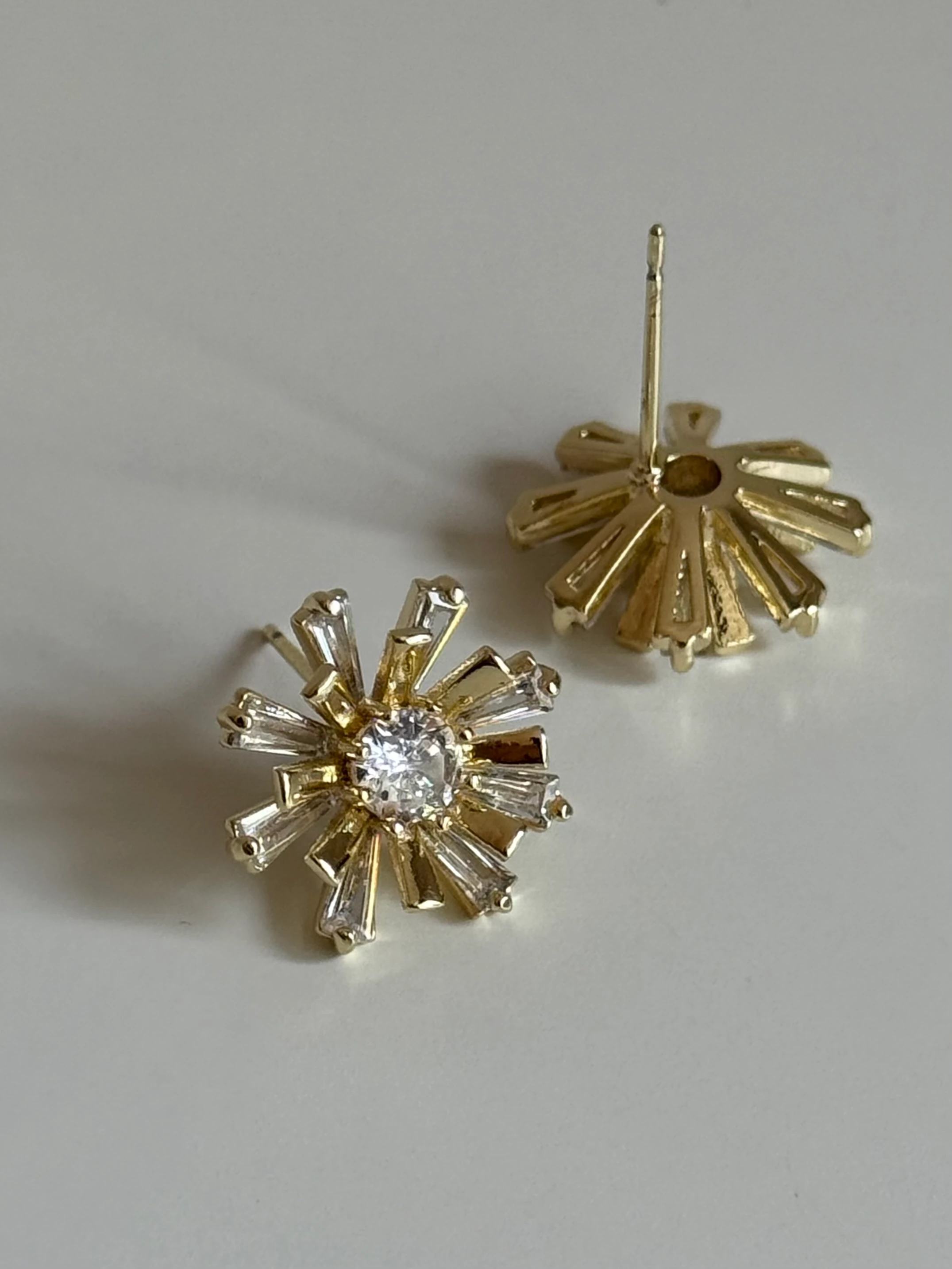 Gold Rengi Taş Detaylı Çiçek Model Kadın Küpe