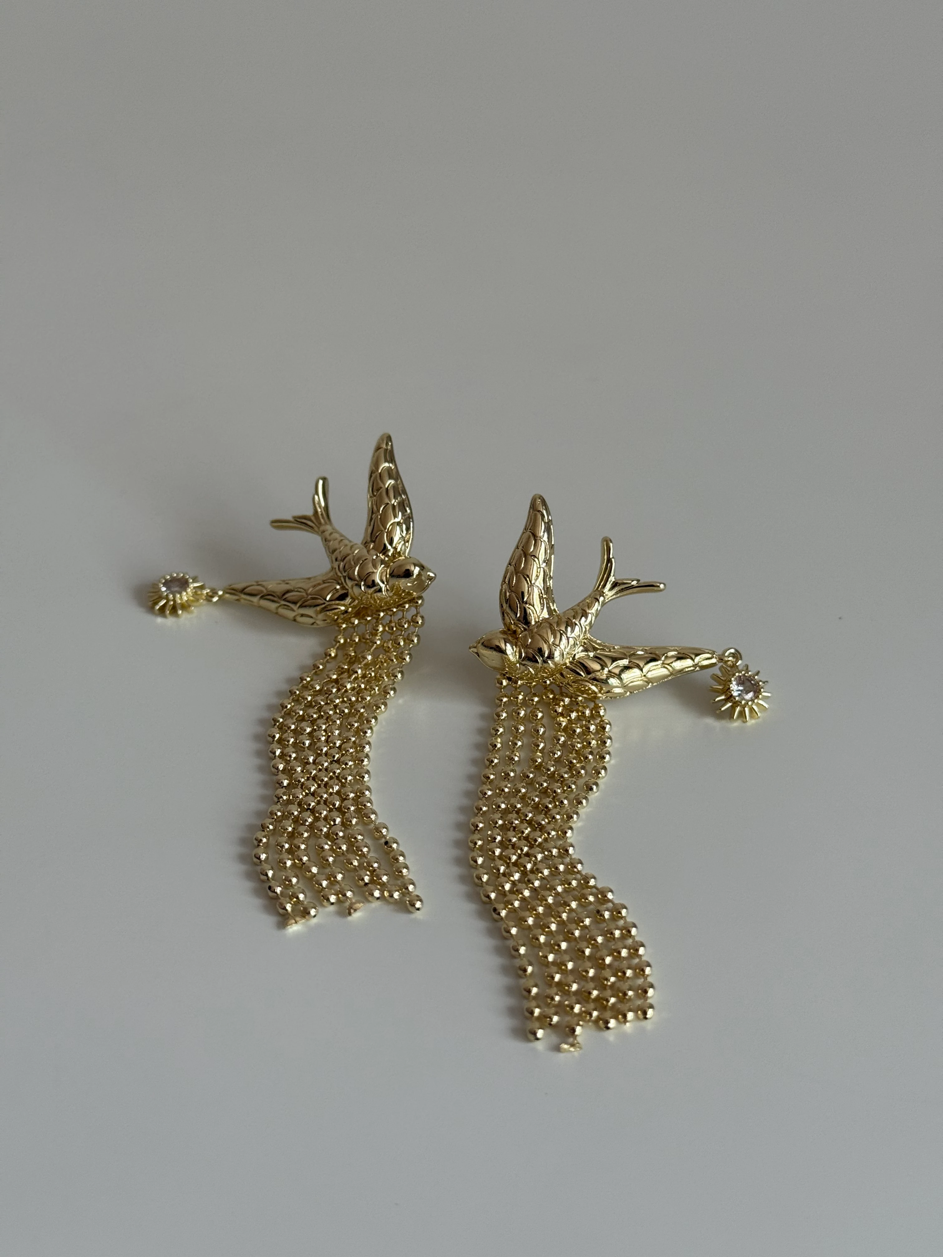 Gold Rengi Top Top Sallantılı Kırlangıç Figür Kadın Küpe