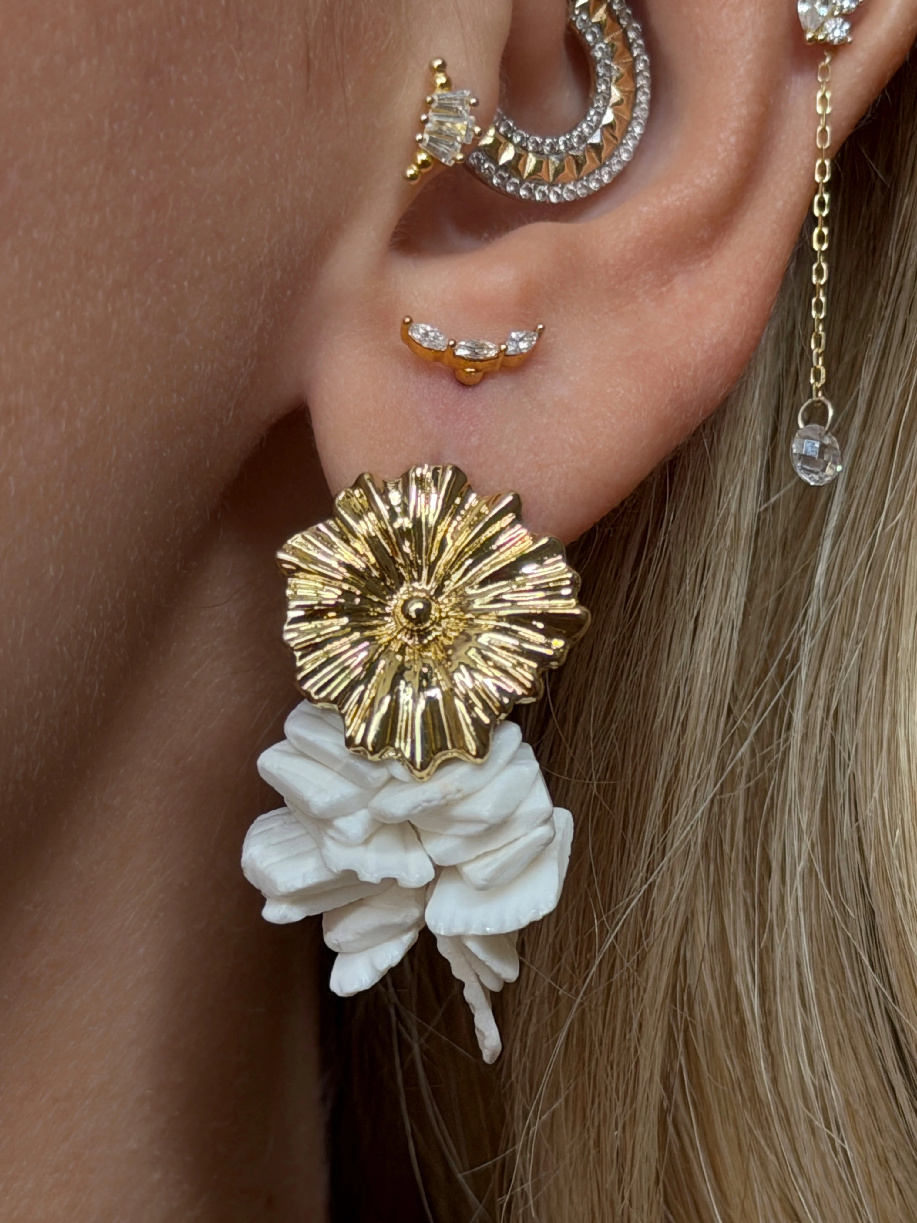 Gold Rengi Çiçekli Beyaz Taş Sallantılı Kadın Küpe