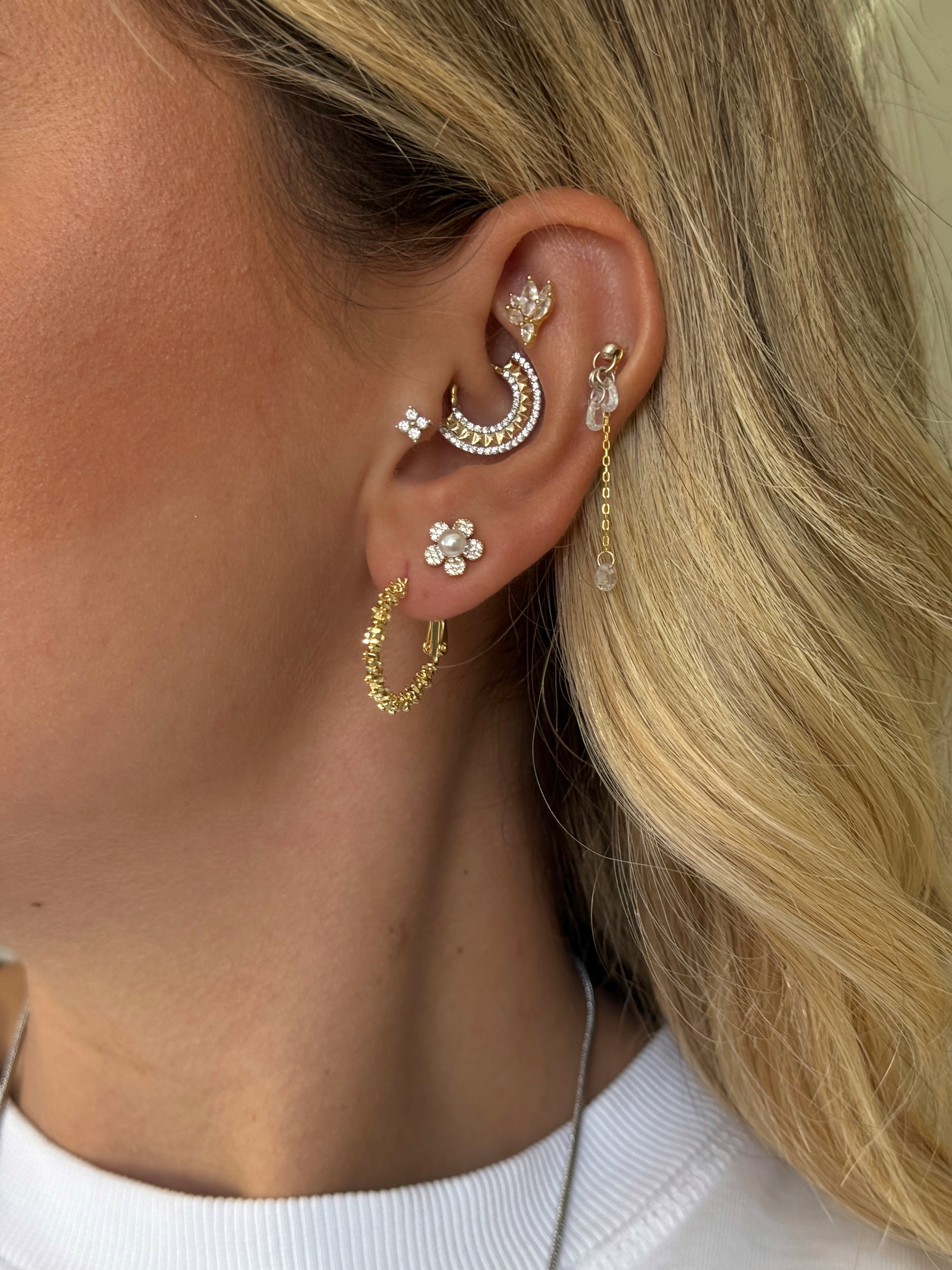 Gold Rengi İnci Detaylı Çiçek Model Kadın Minimal Küpe