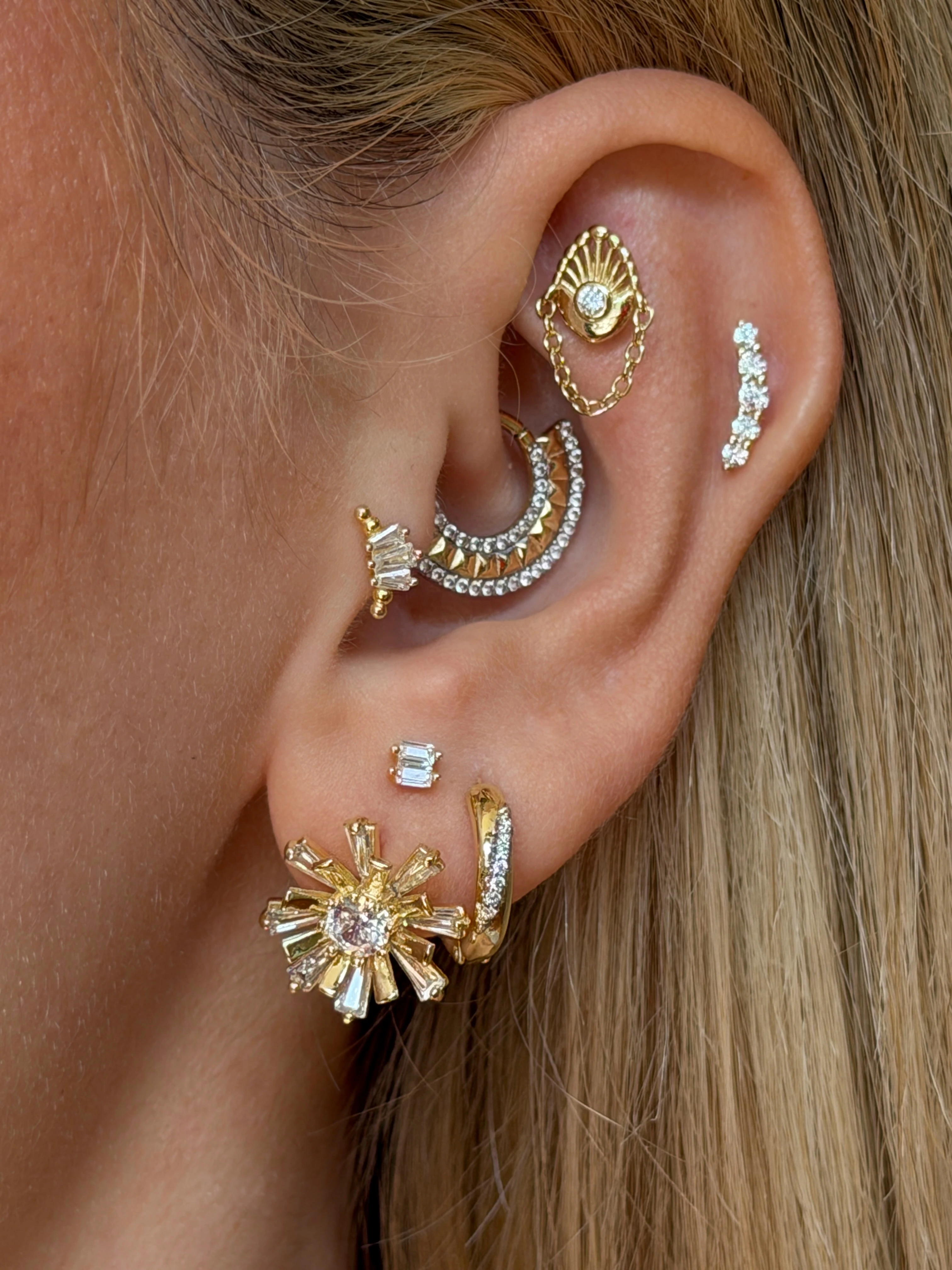 Gold Rengi Taş Detaylı Çiçek Model Kadın Küpe