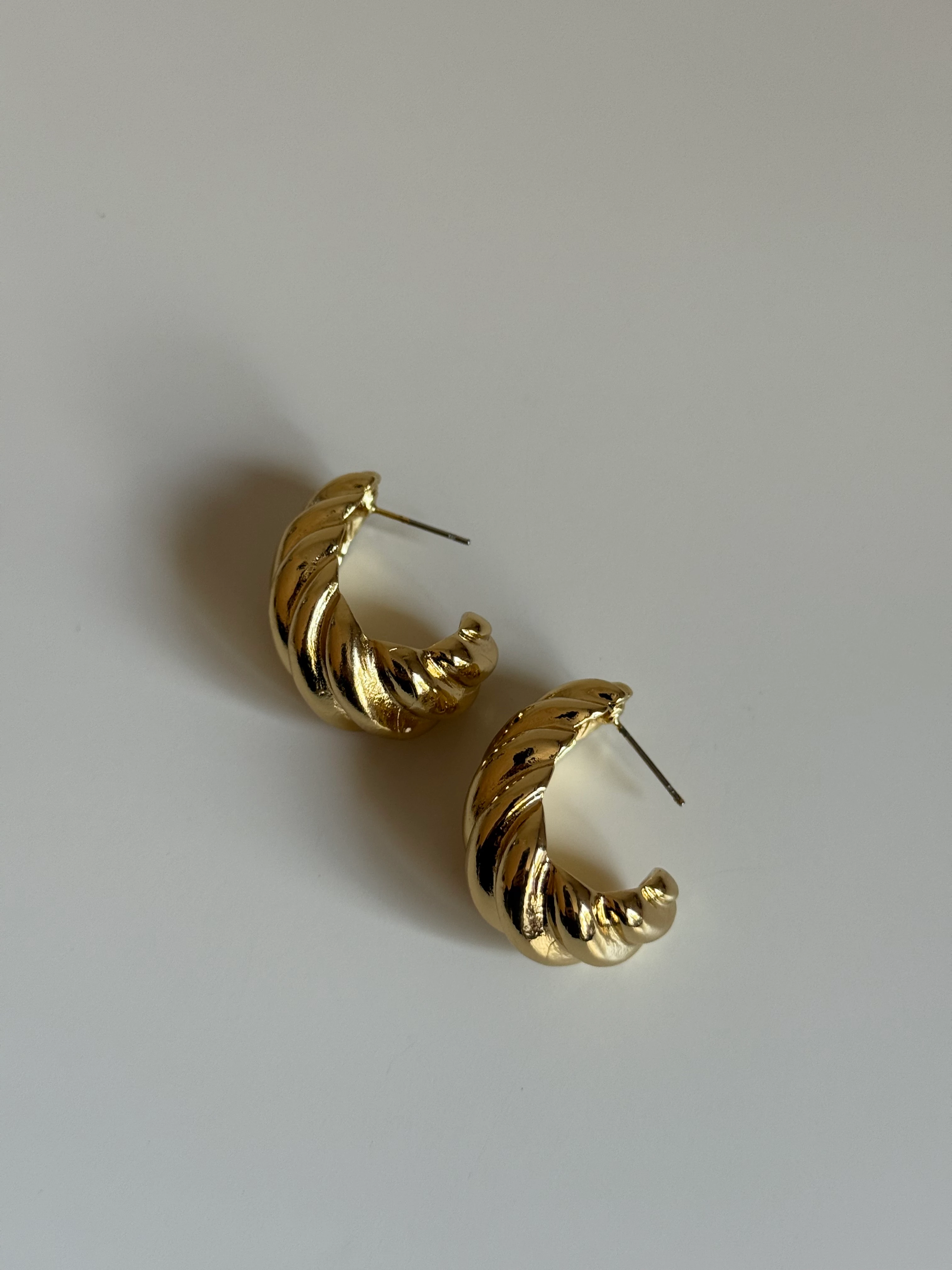 Gold Rengi Sarmal Model Kadın Küpe