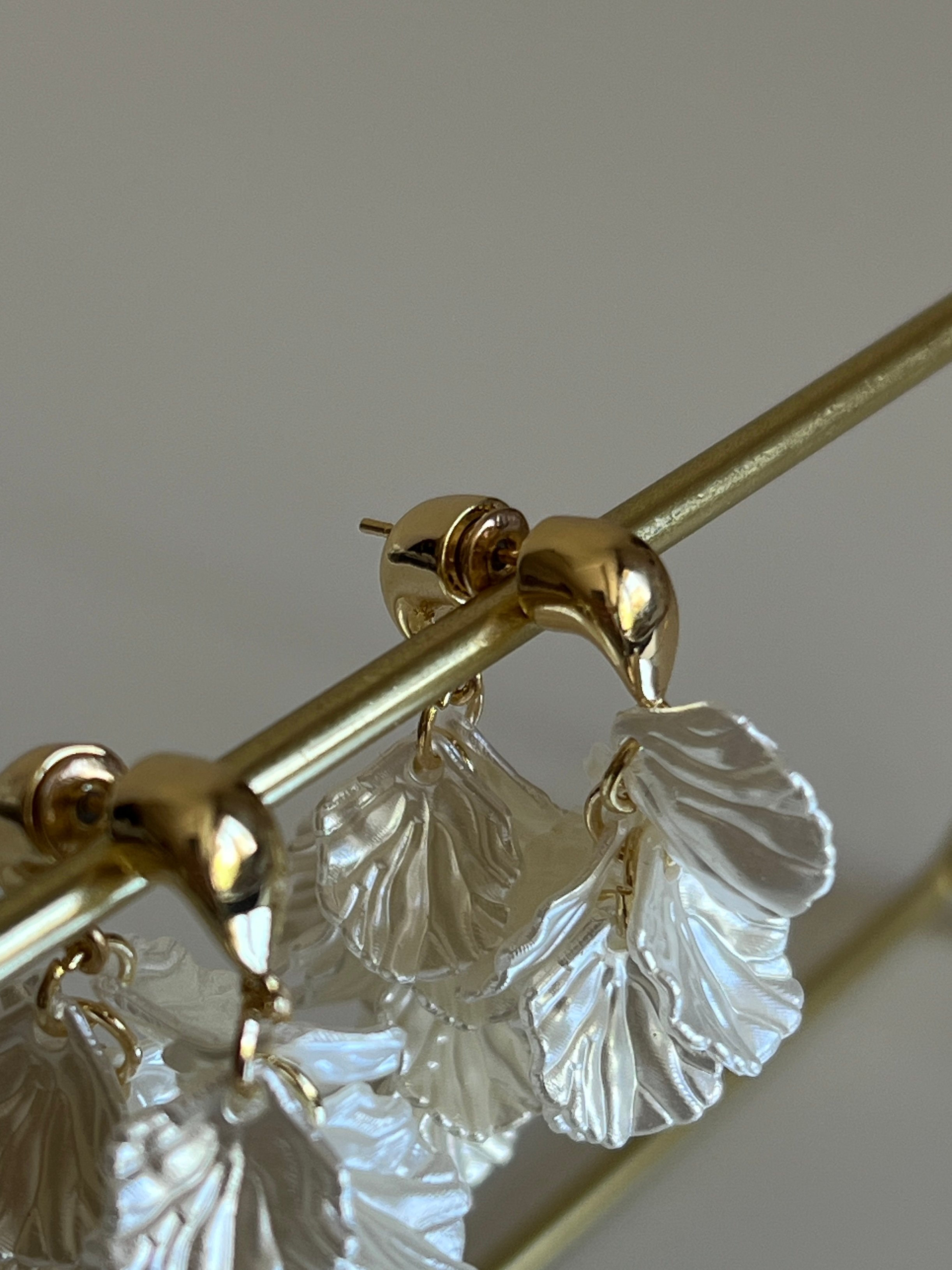 Gold Rengi Çoklu Beyaz Yaprak Sallantılı Kadın Küpe