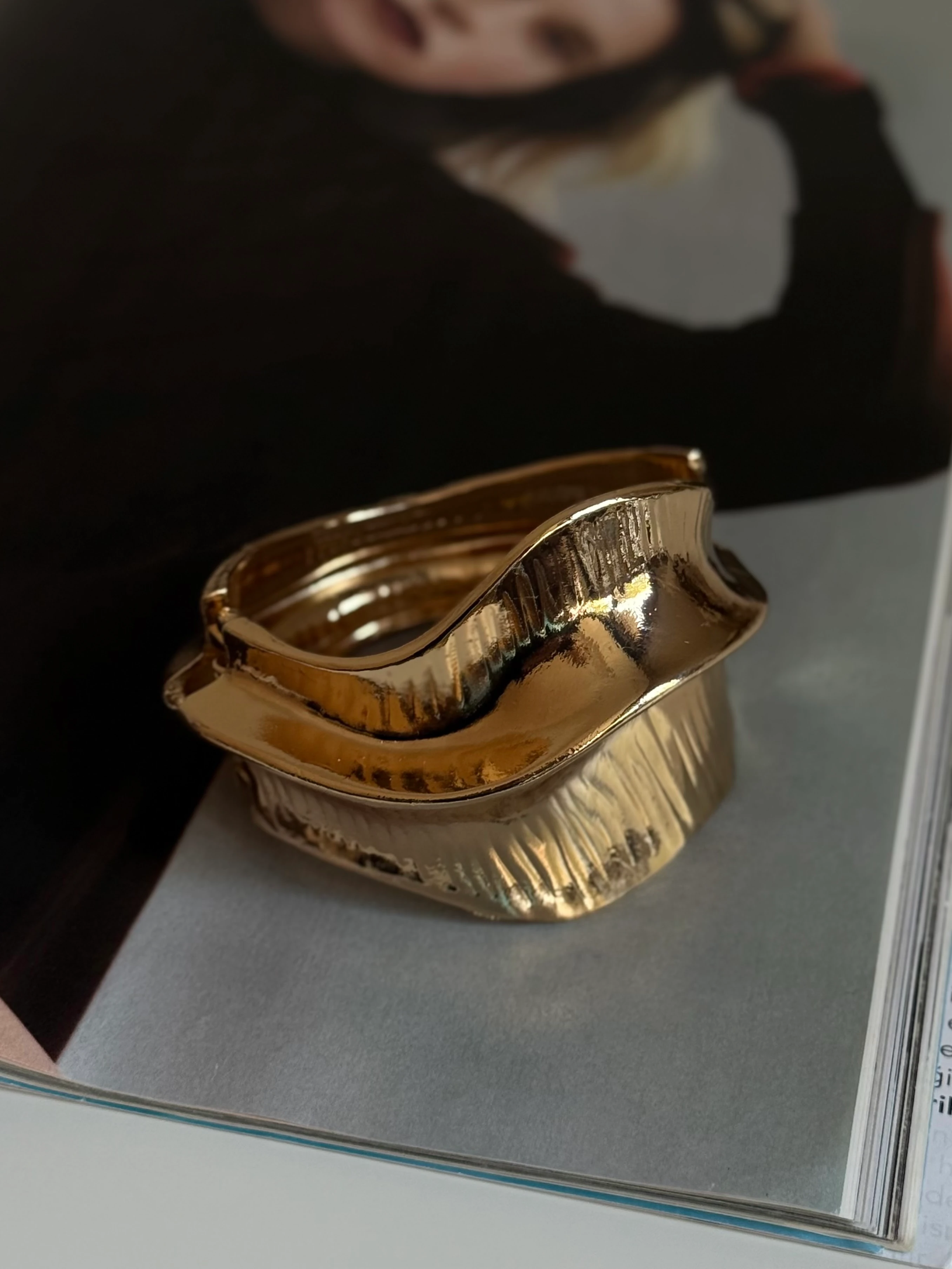 Gold Rengi Asimetrik Model Kadın Kelepçe Bileklik