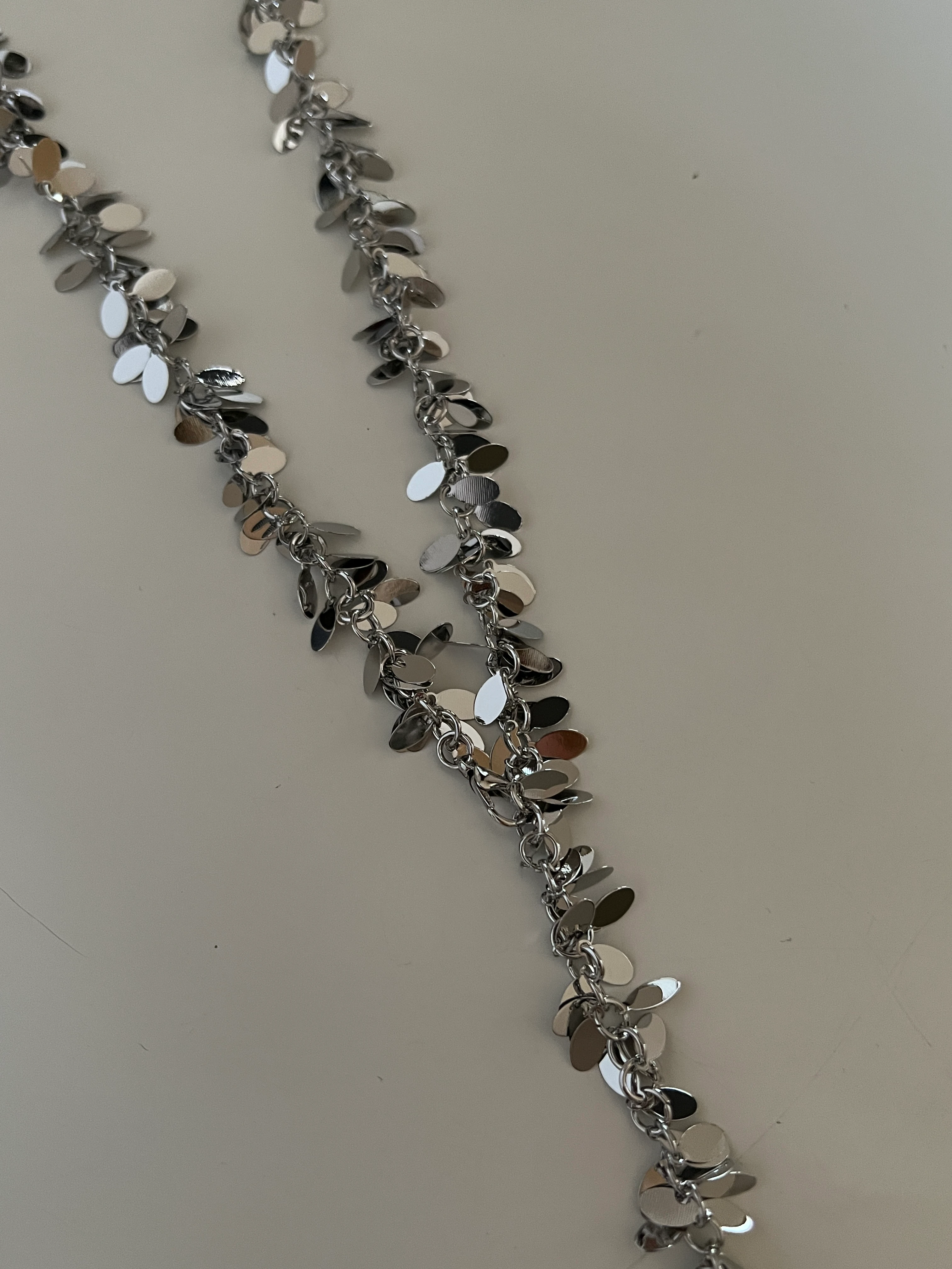 Pullu Uzun Kadın Kolye