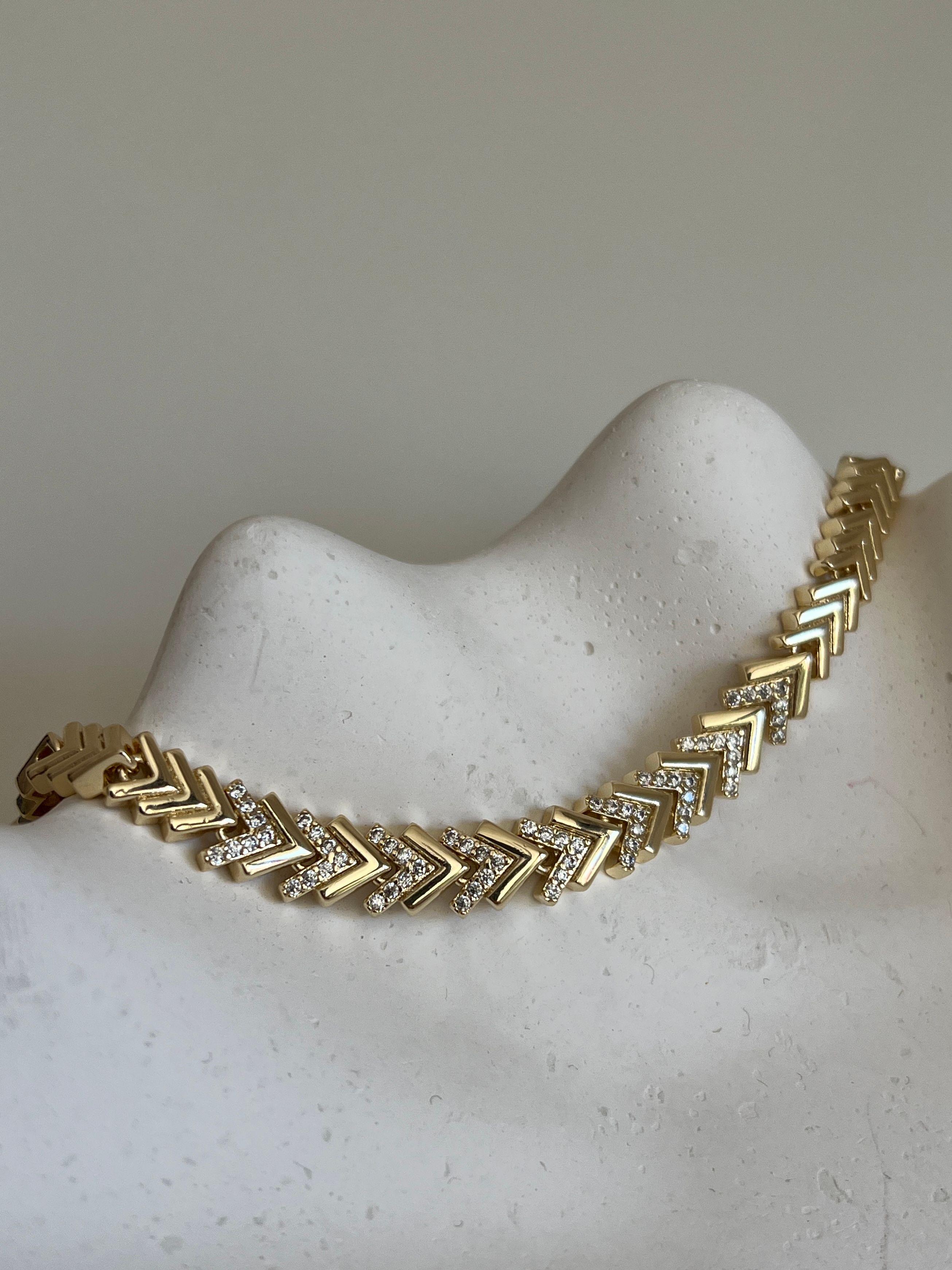 Gold Rengi Zirkon Taşlı Sıralı V Model Kadın Bileklik