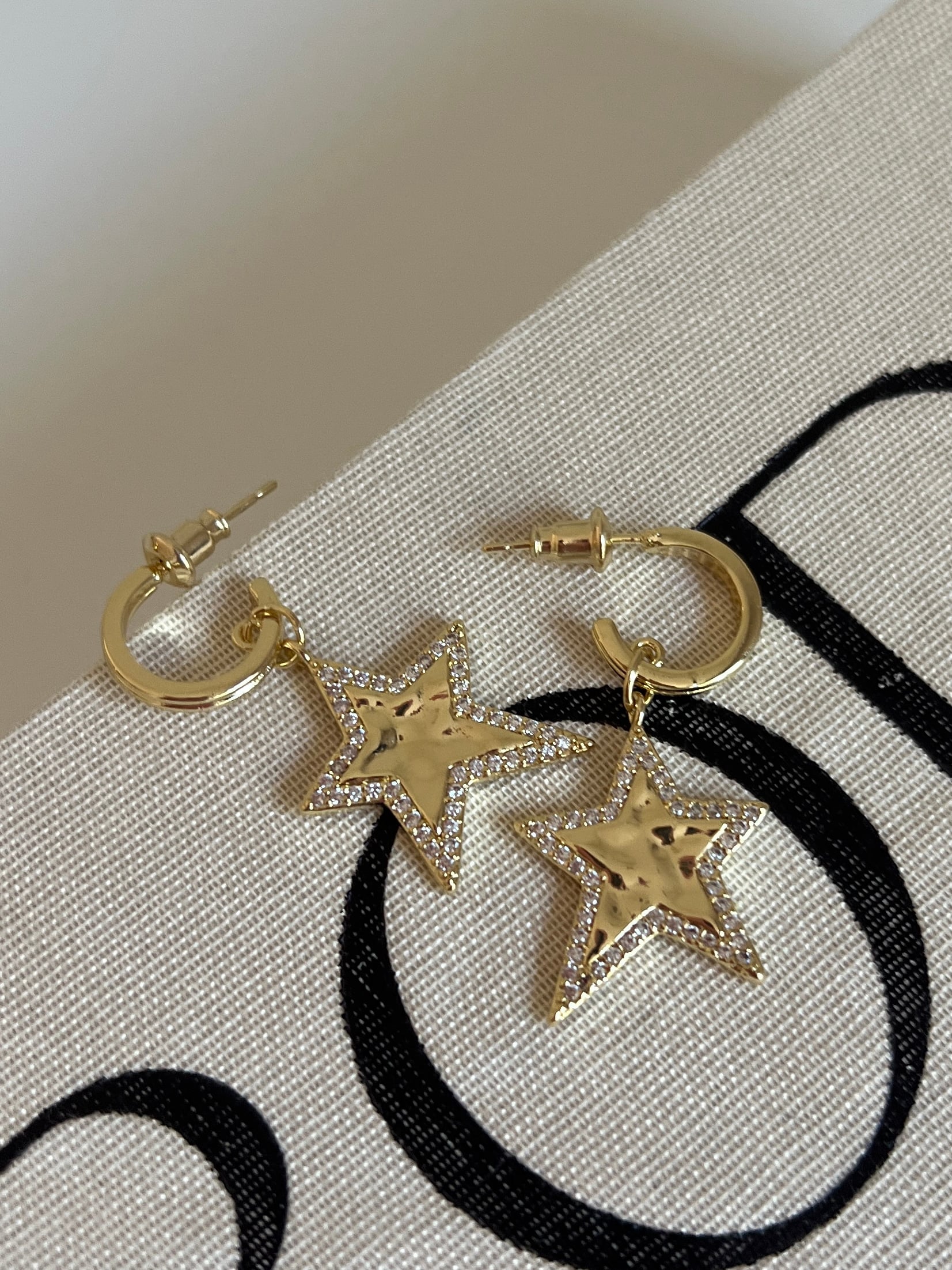 Gold Rengi Sallantılı Yıldız Model Kadın Küpe