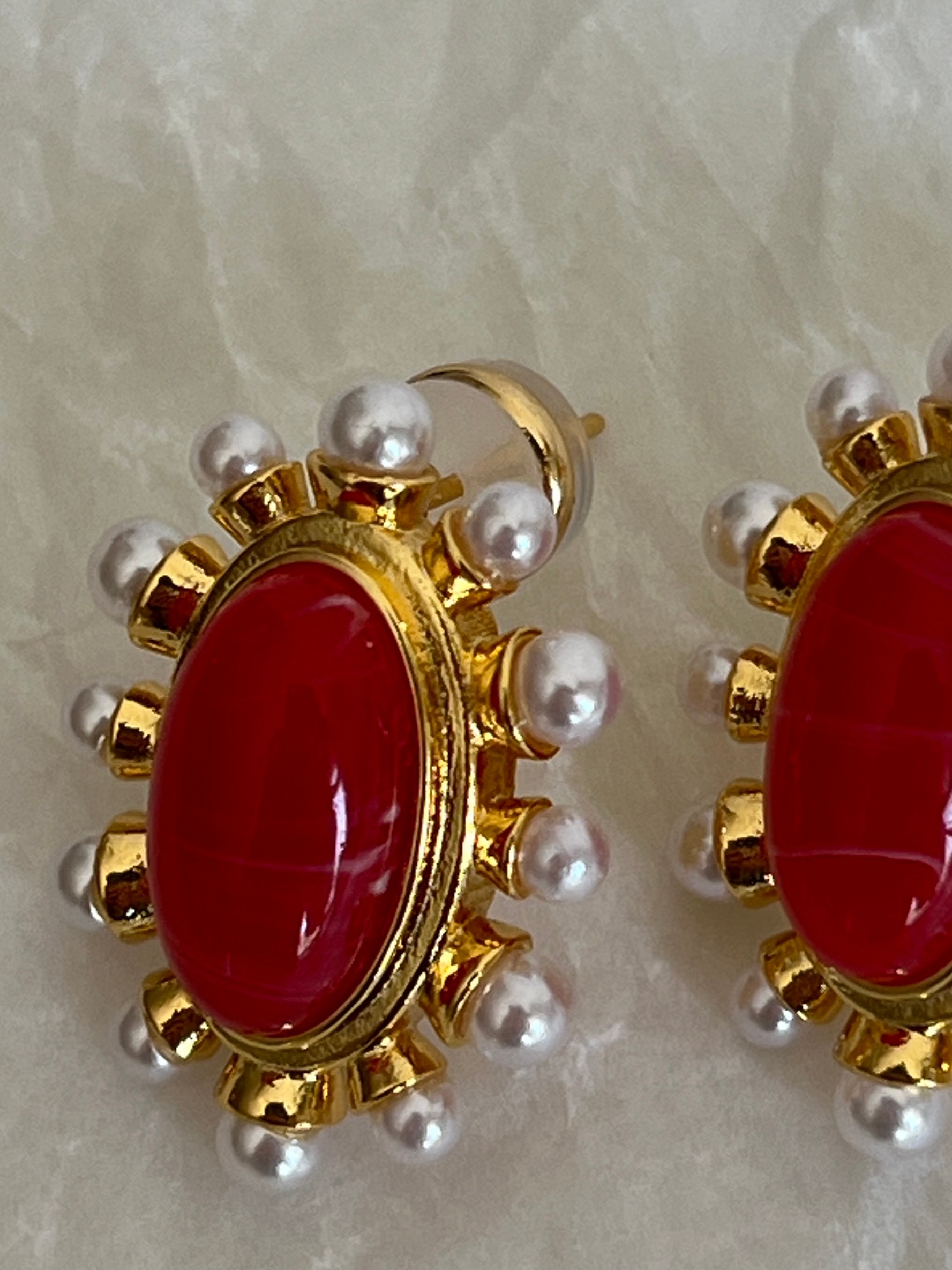 Gold Rengi Kırmızı Taş Detaylı İncili Kadın Küpe