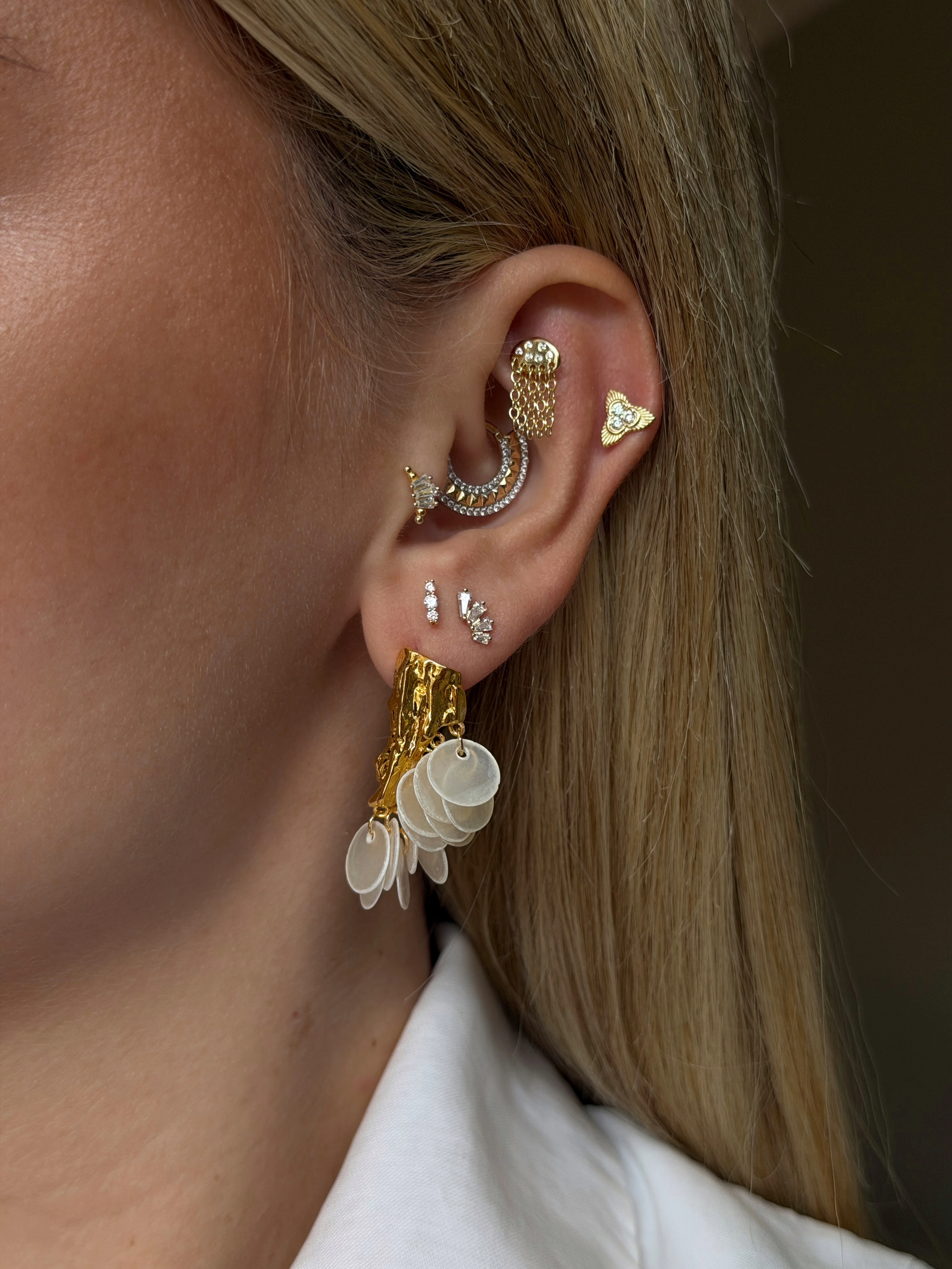 Gold Rengi Yuvarlak Sedef Taşlı Kadın Küpe