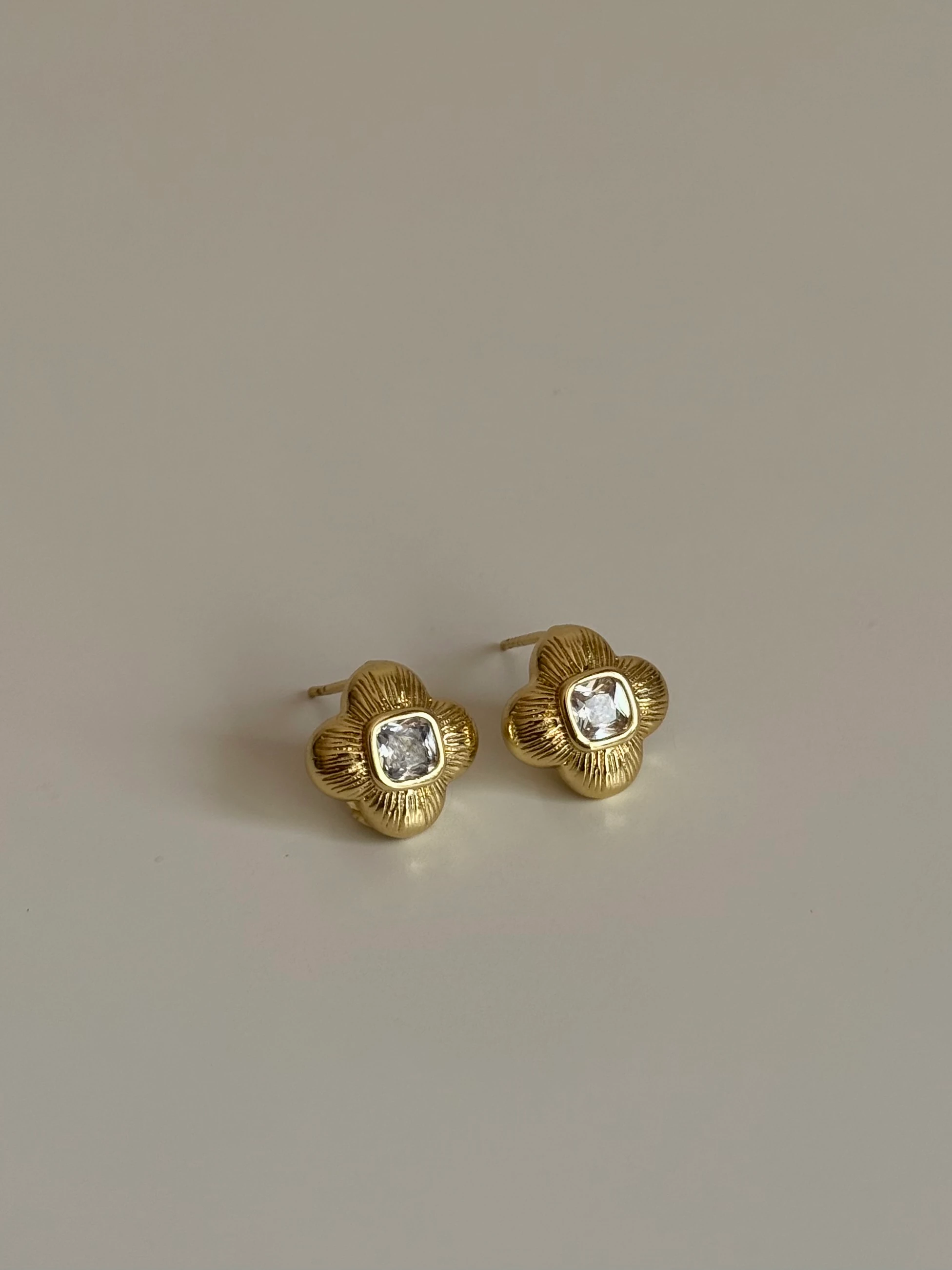 Gold Rengi Kare Taş Detaylı Minimal Yonca Kadın Küpe