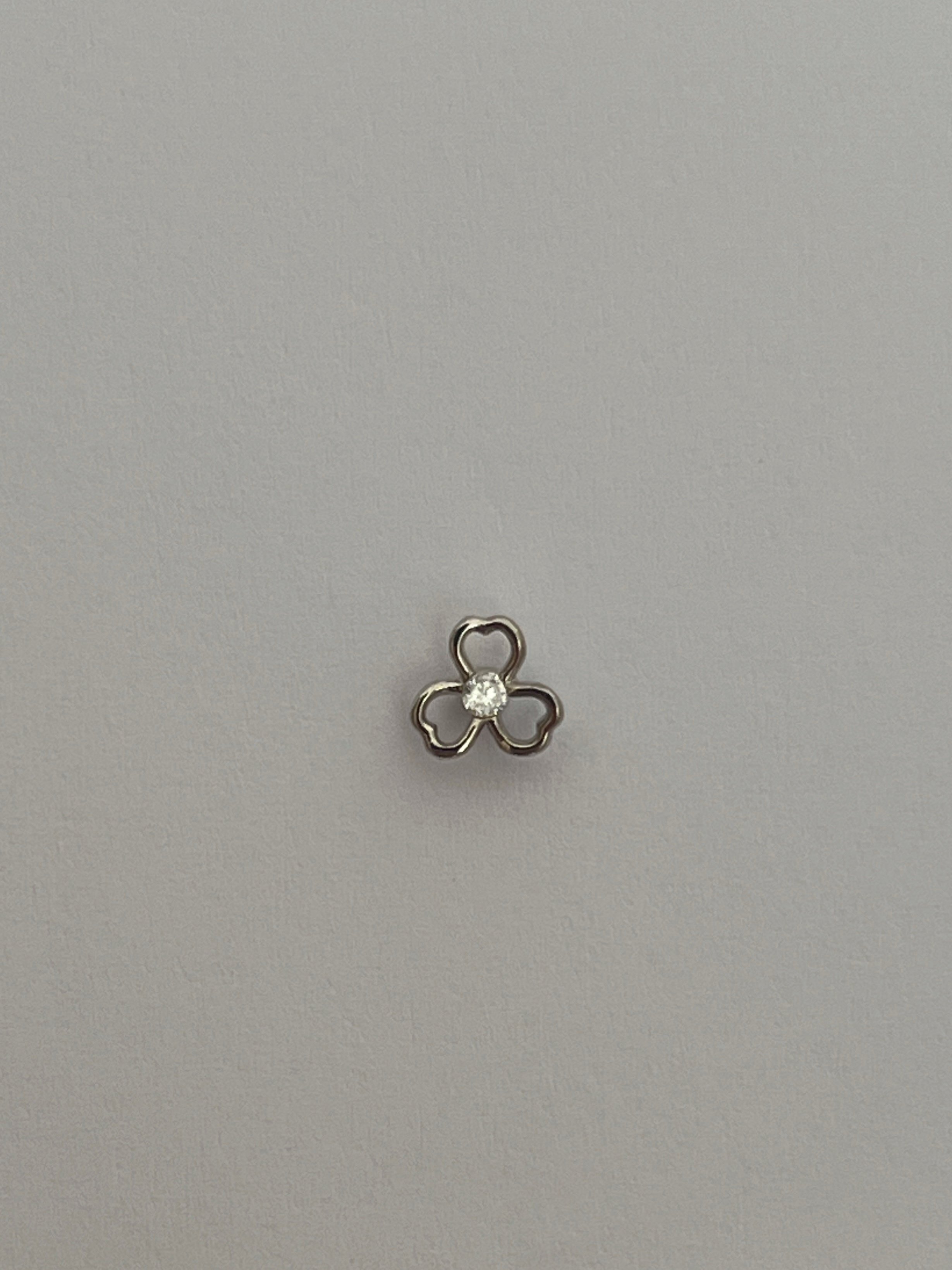 Zirkon Taş Detaylı Yonca Figürlü Kadın Piercing