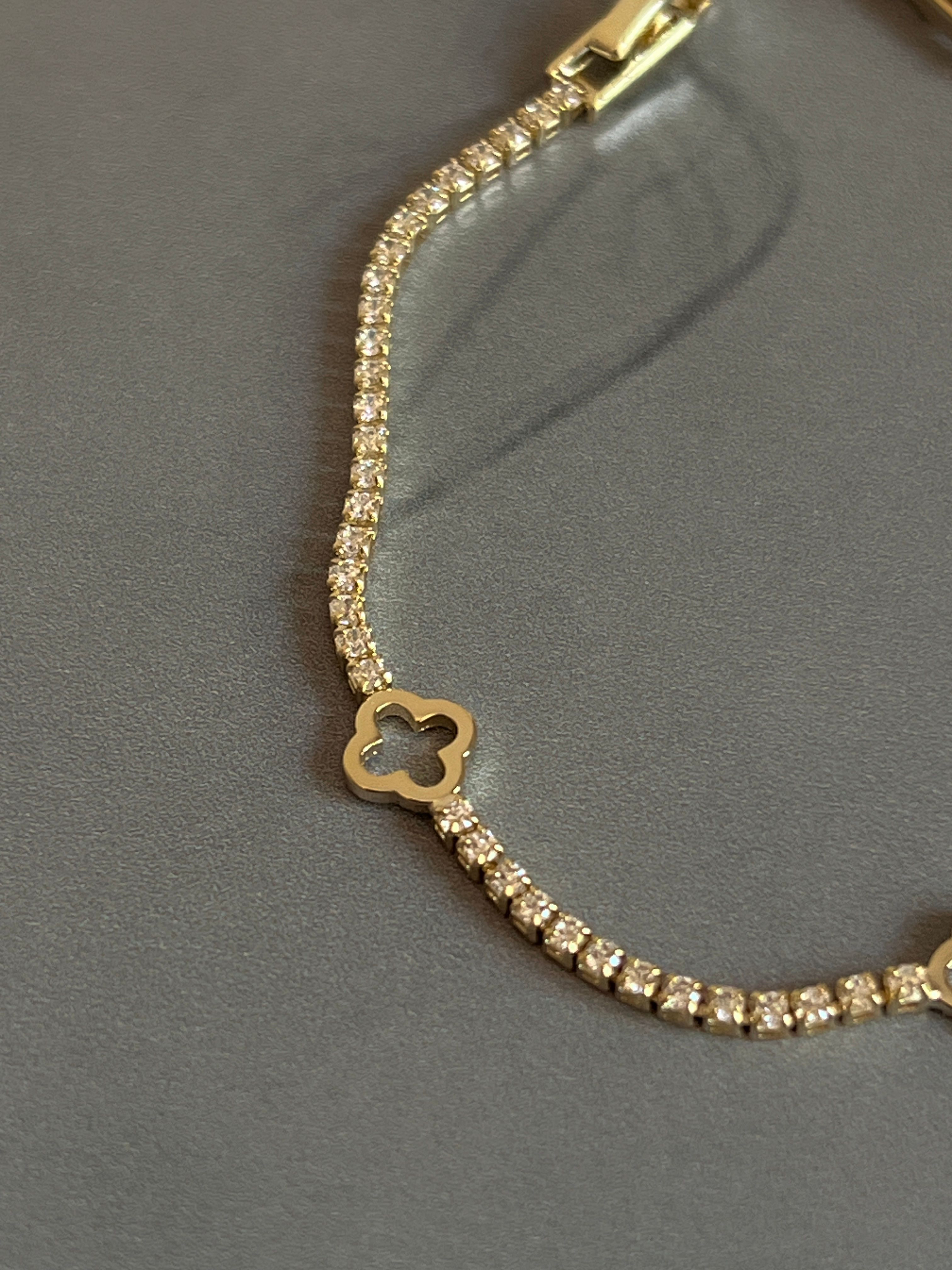 Gold Rengi Zirkon Taşlı Üç Küçük Yonca Kadın Bileklik