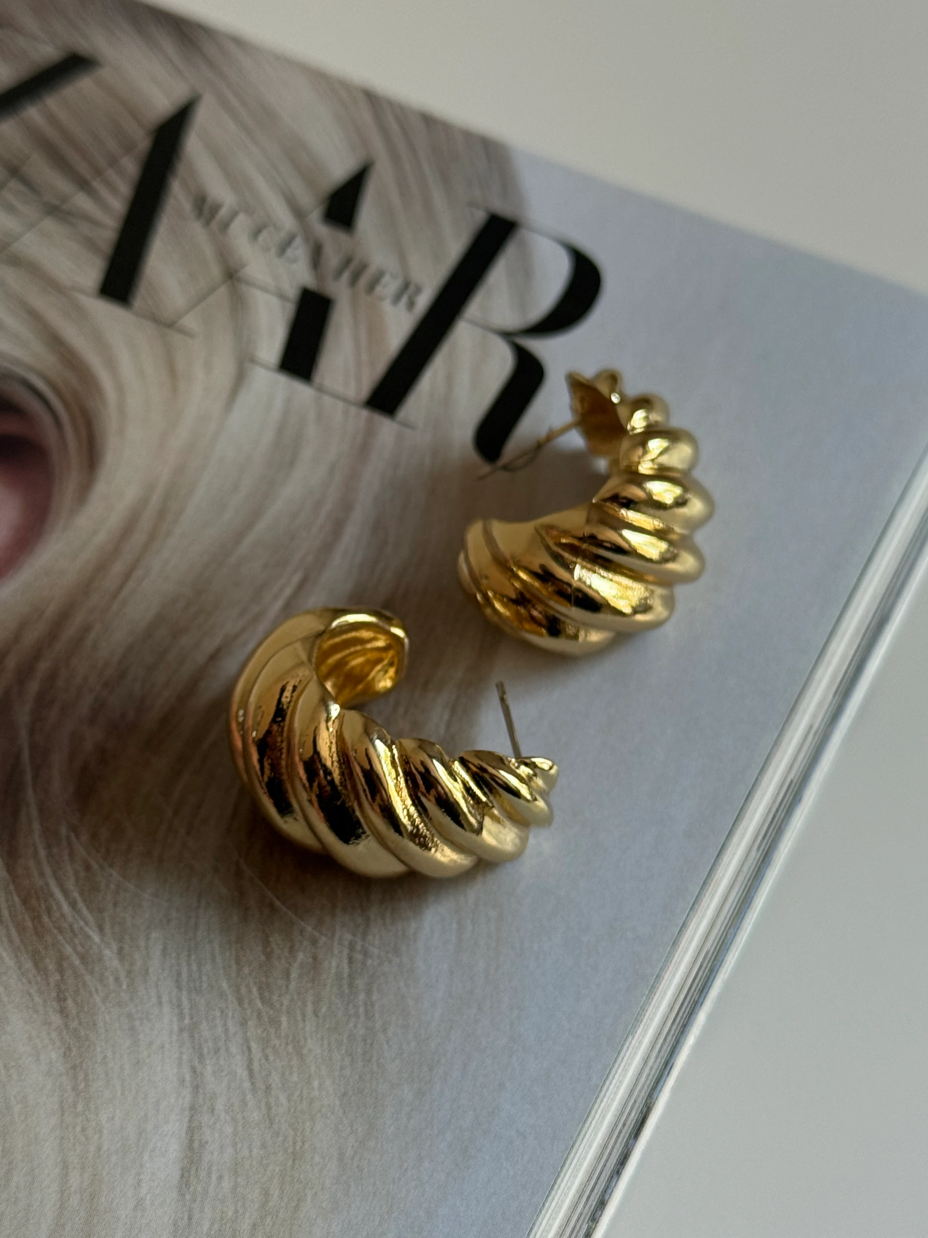 Gold Rengi Sarmal Model Kadın Küpe