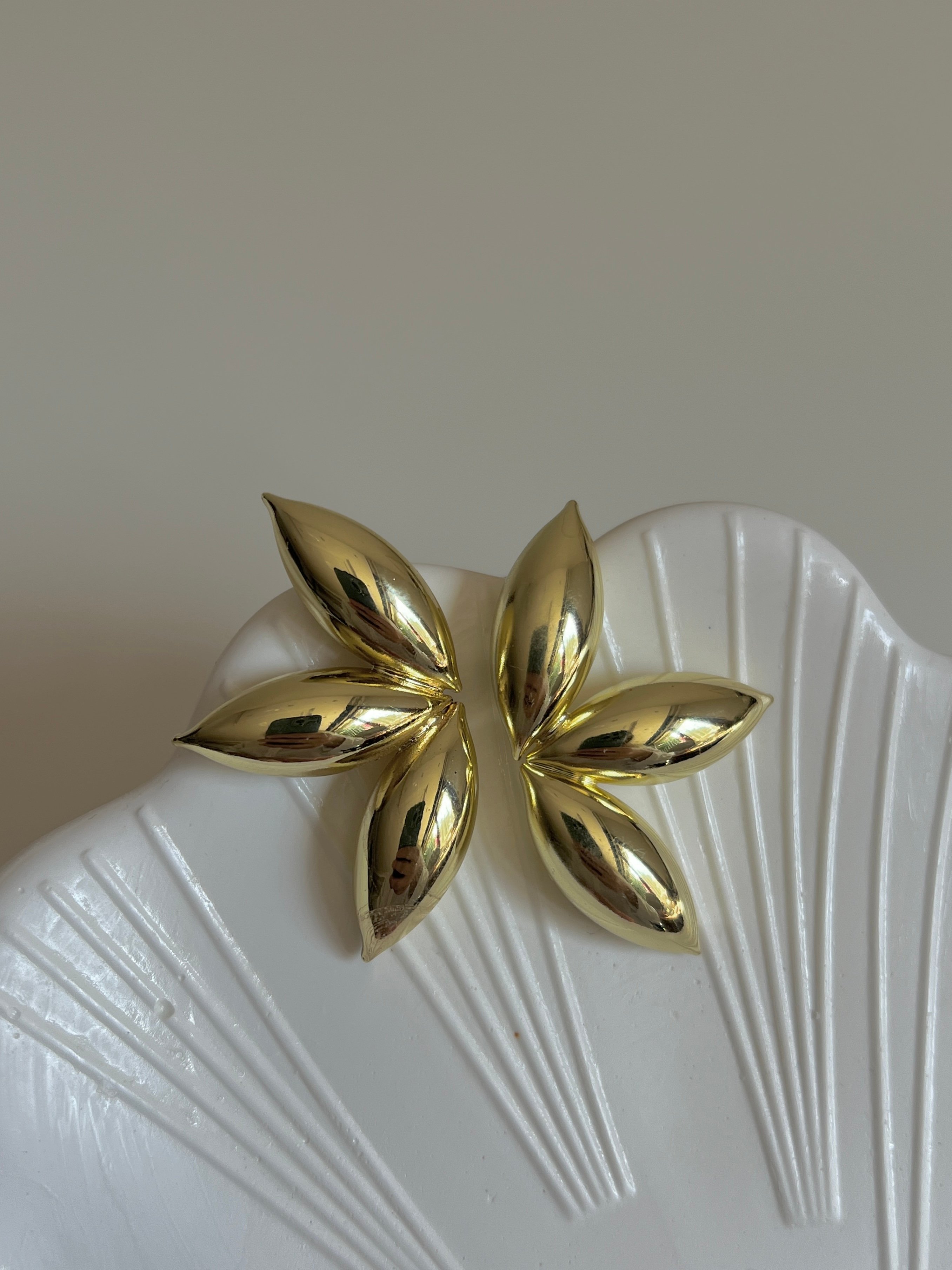 Gold Rengi Üç Yaprak Model Kadın Küpe
