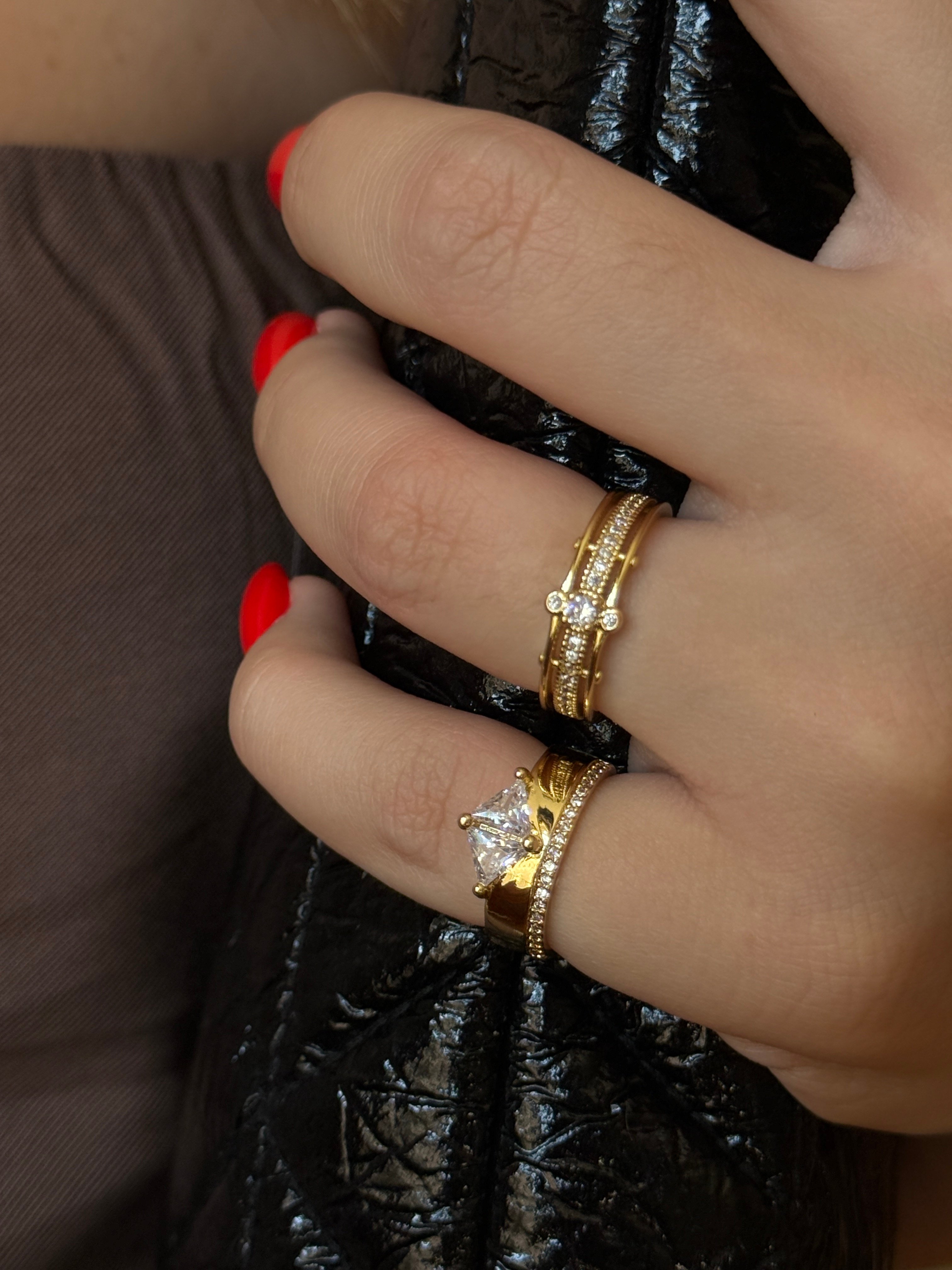 Gold Rengi Üç Sıra Zirkon Taşlı Kadın Yüzük