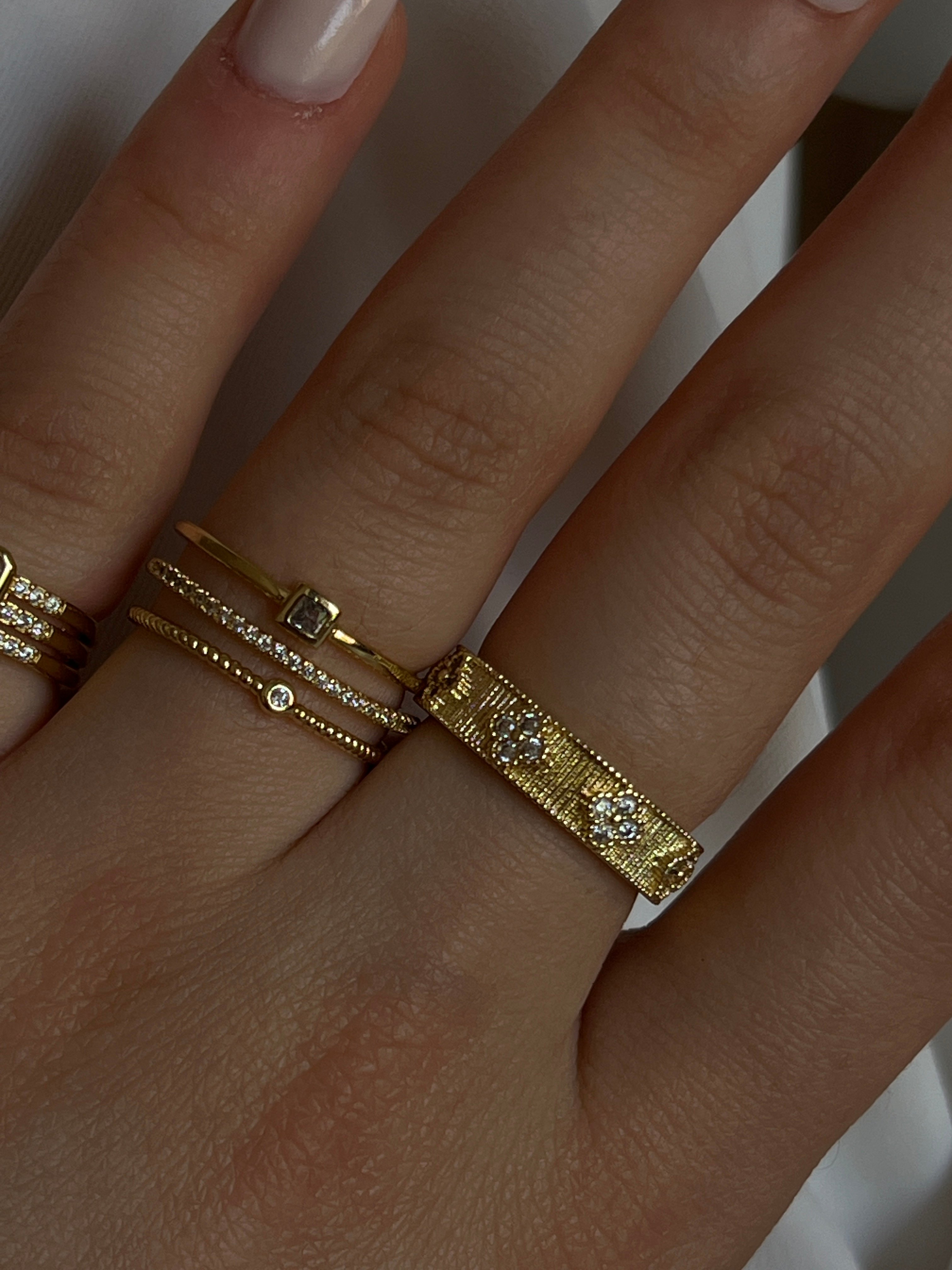 Gold Rengi Zirkon Taşlı Yonca Model Kadın Yüzük