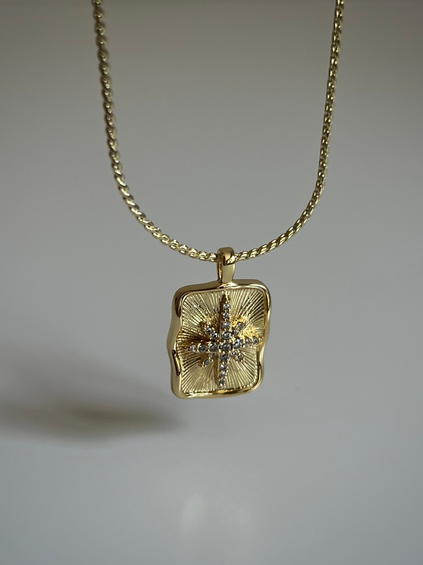 Gold Rengi Zirkon Taş Detaylı Kutup Yıldızı Model Kare Uçlu Kadın Kolye