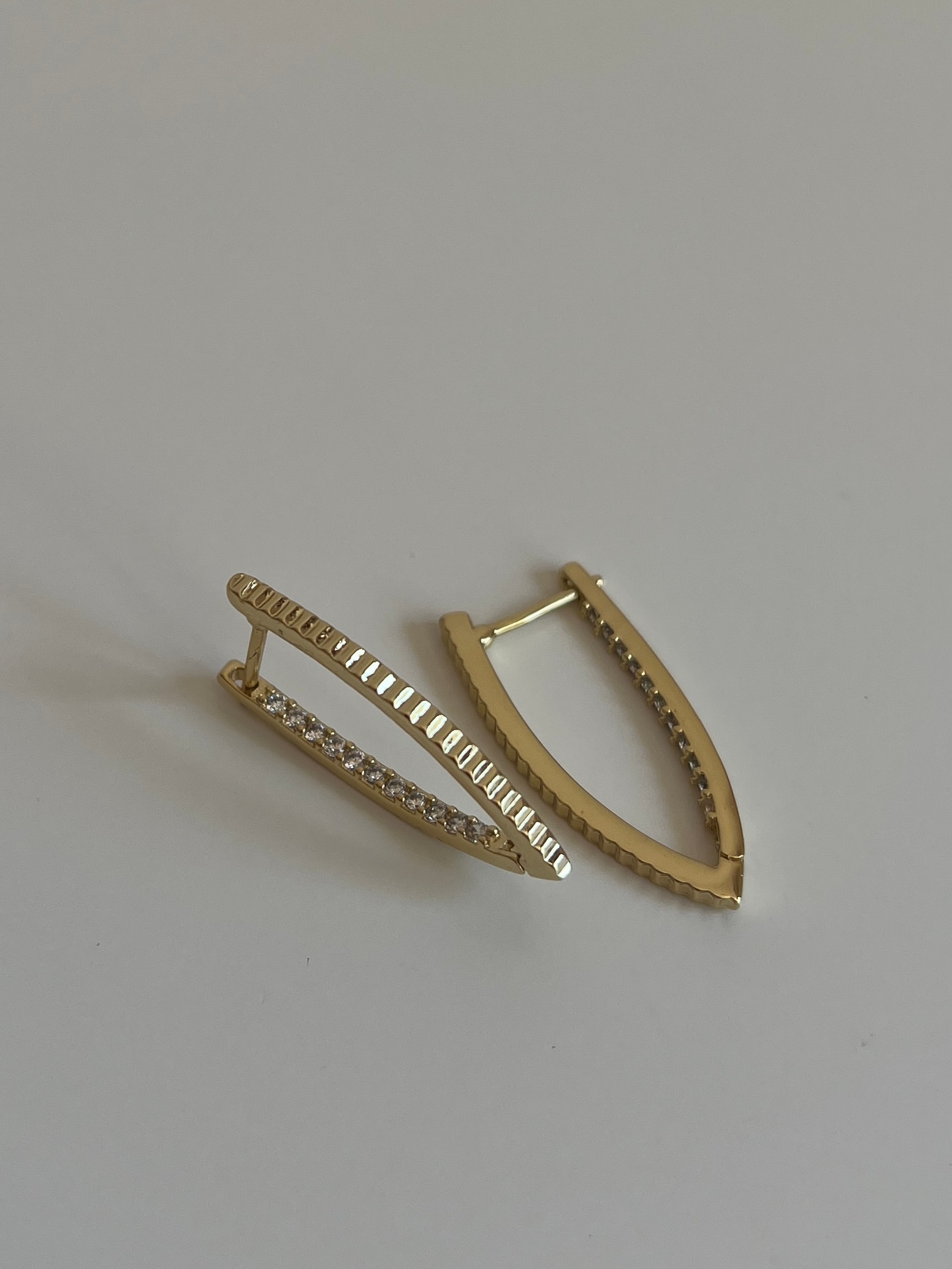 Gold Rengi Zirkon Taş Detaylı Tırtık Desenli Kadın Xupıng Küpe