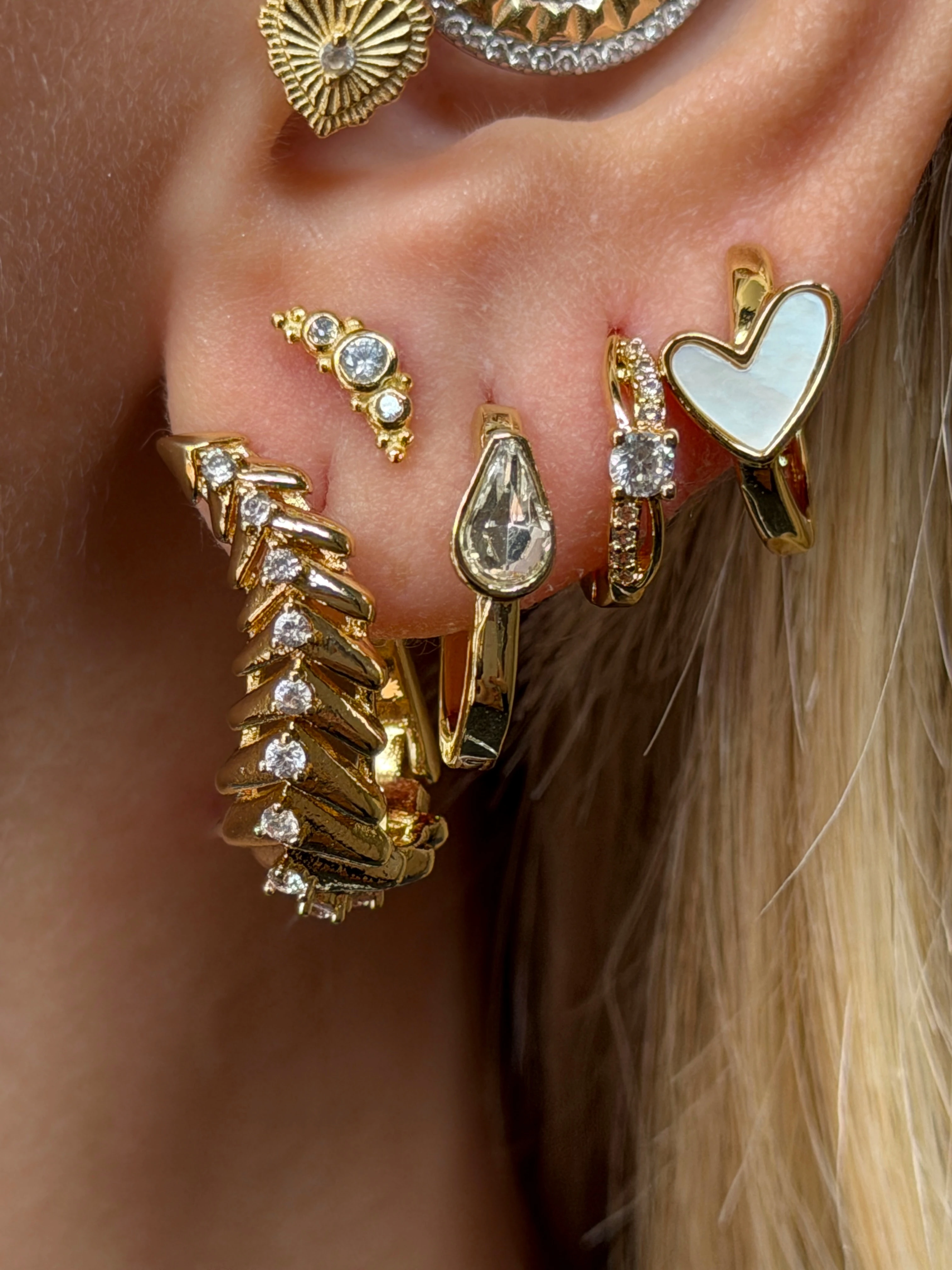 Gold Rengi Beyaz Kalp Kadın Küpe