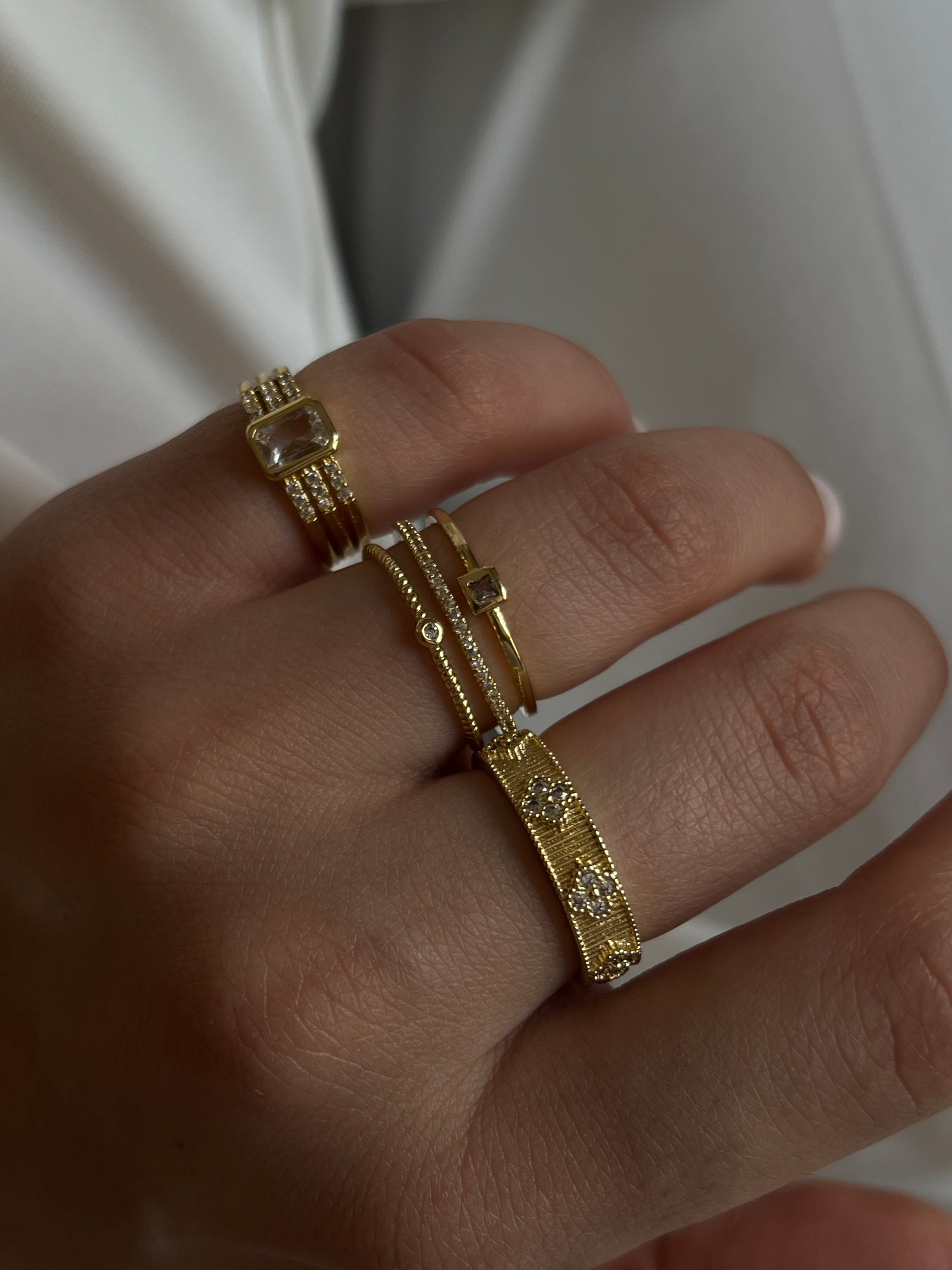 Gold Rengi Zirkon Taşlı Yonca Model Kadın Yüzük