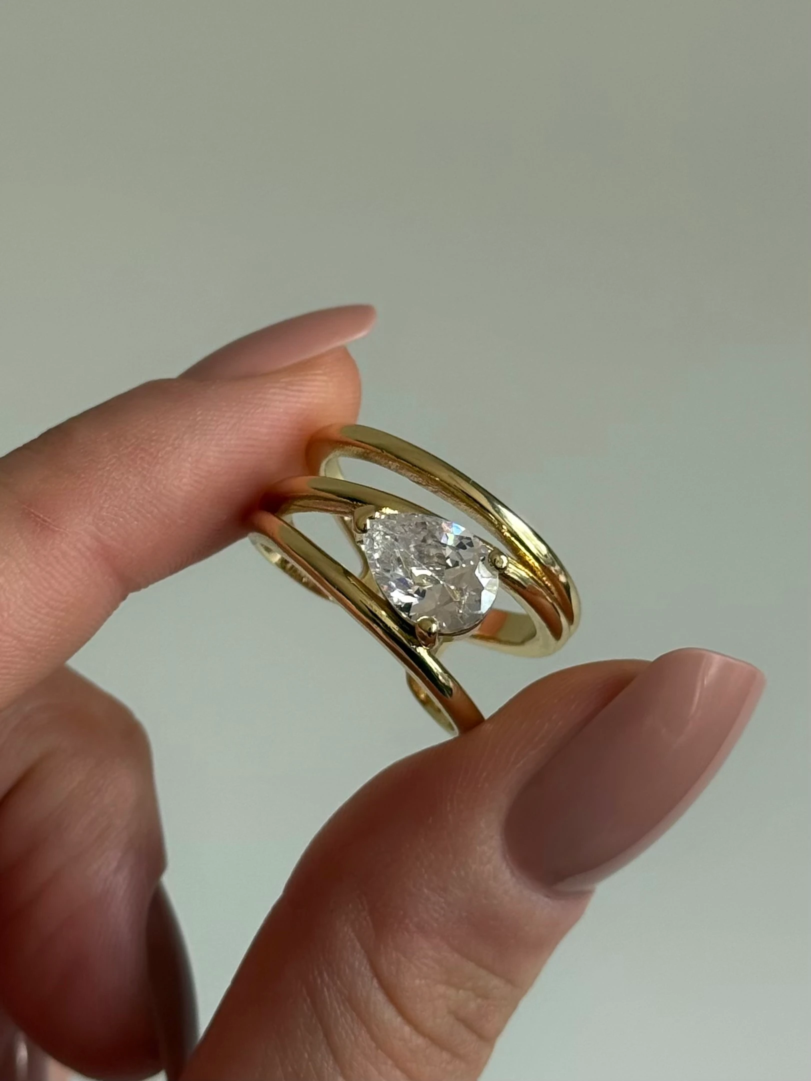 Gold Rengi Tek Taş Model Çapraz Üç Sıra Kadın Yüzük