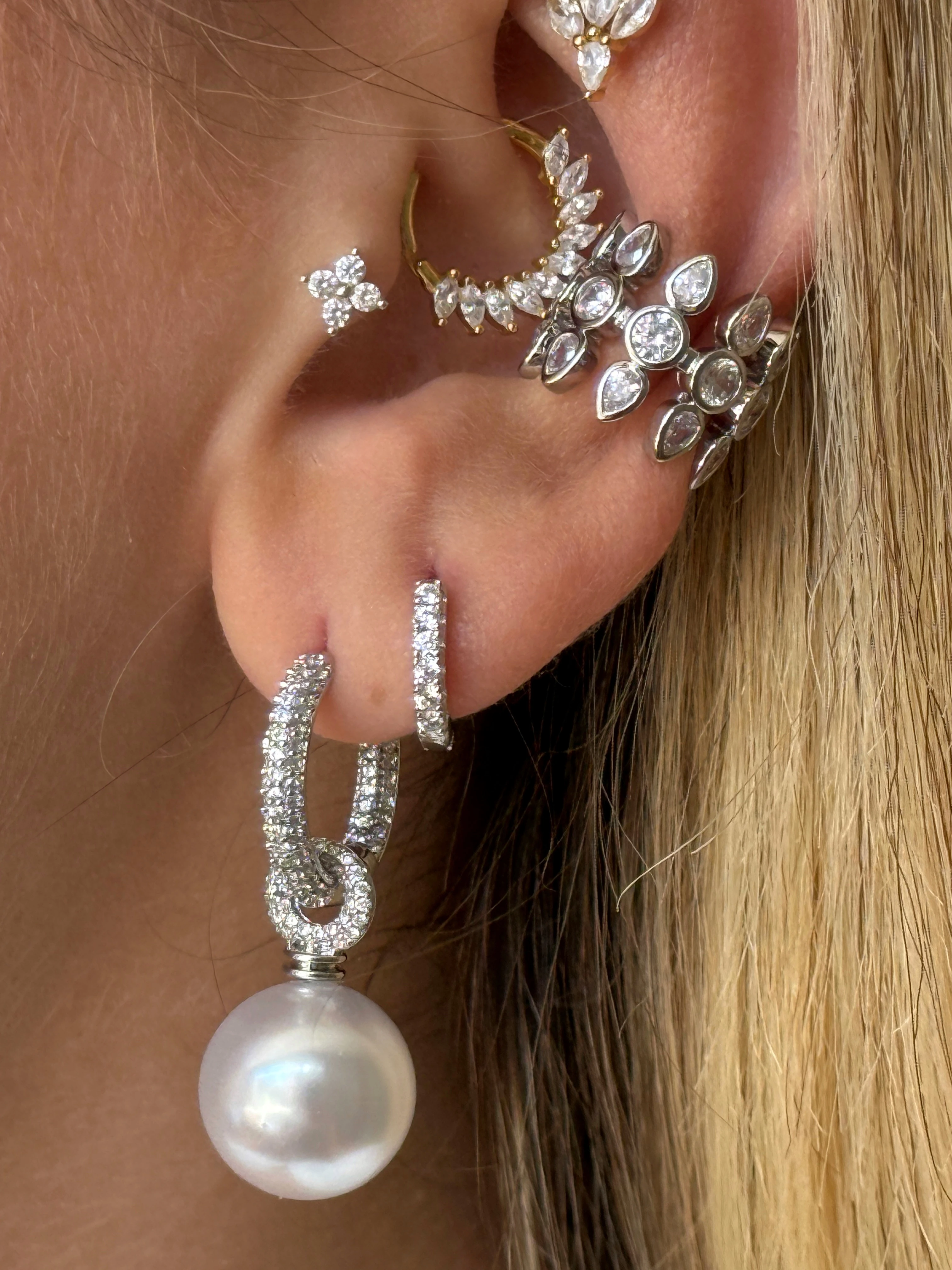 Zirkon Taşlı İnci Model Sallantılı Kadın Halka Küpe