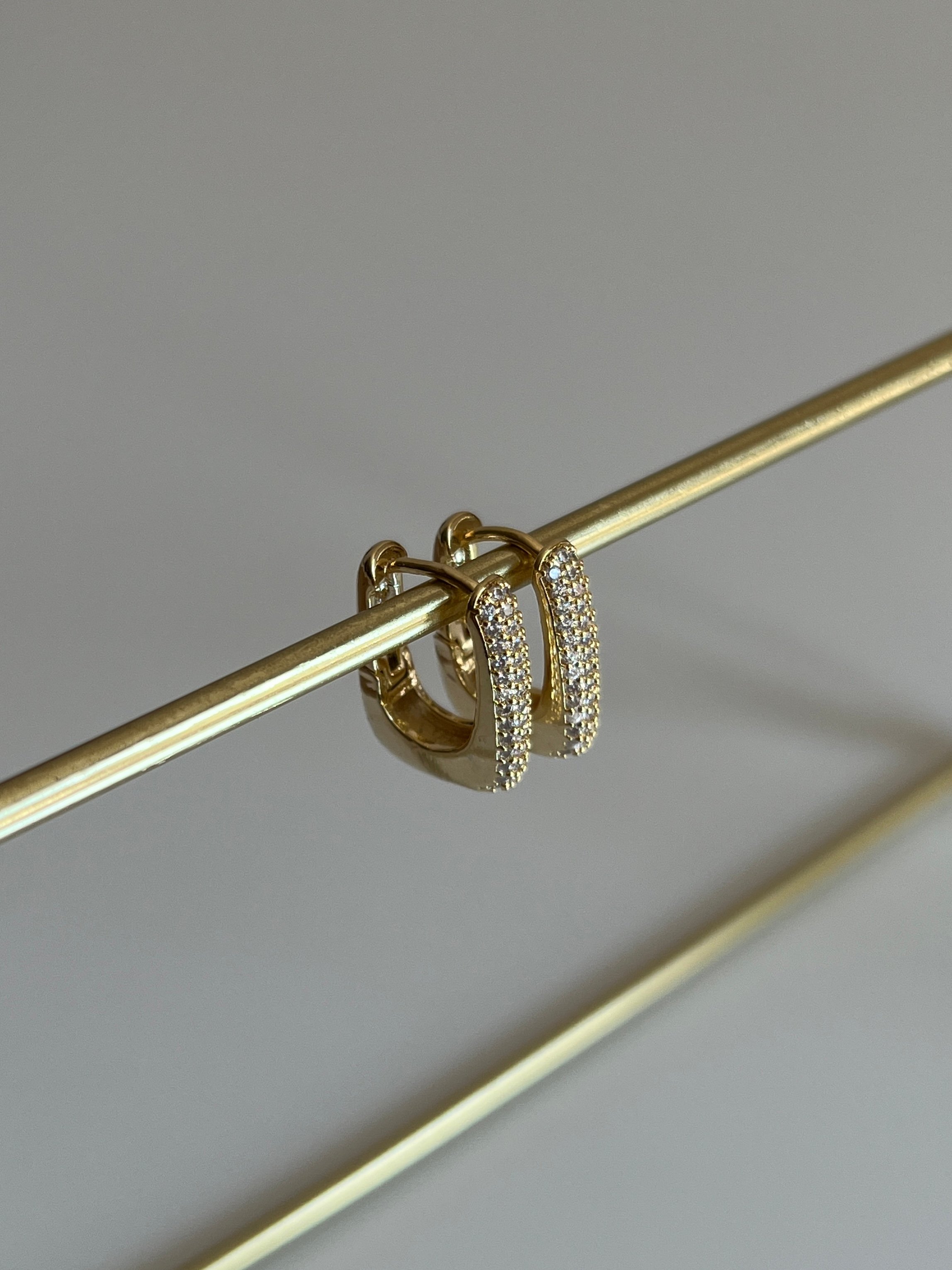 Zirkon Taşlı Kare Model Kadın Küpe