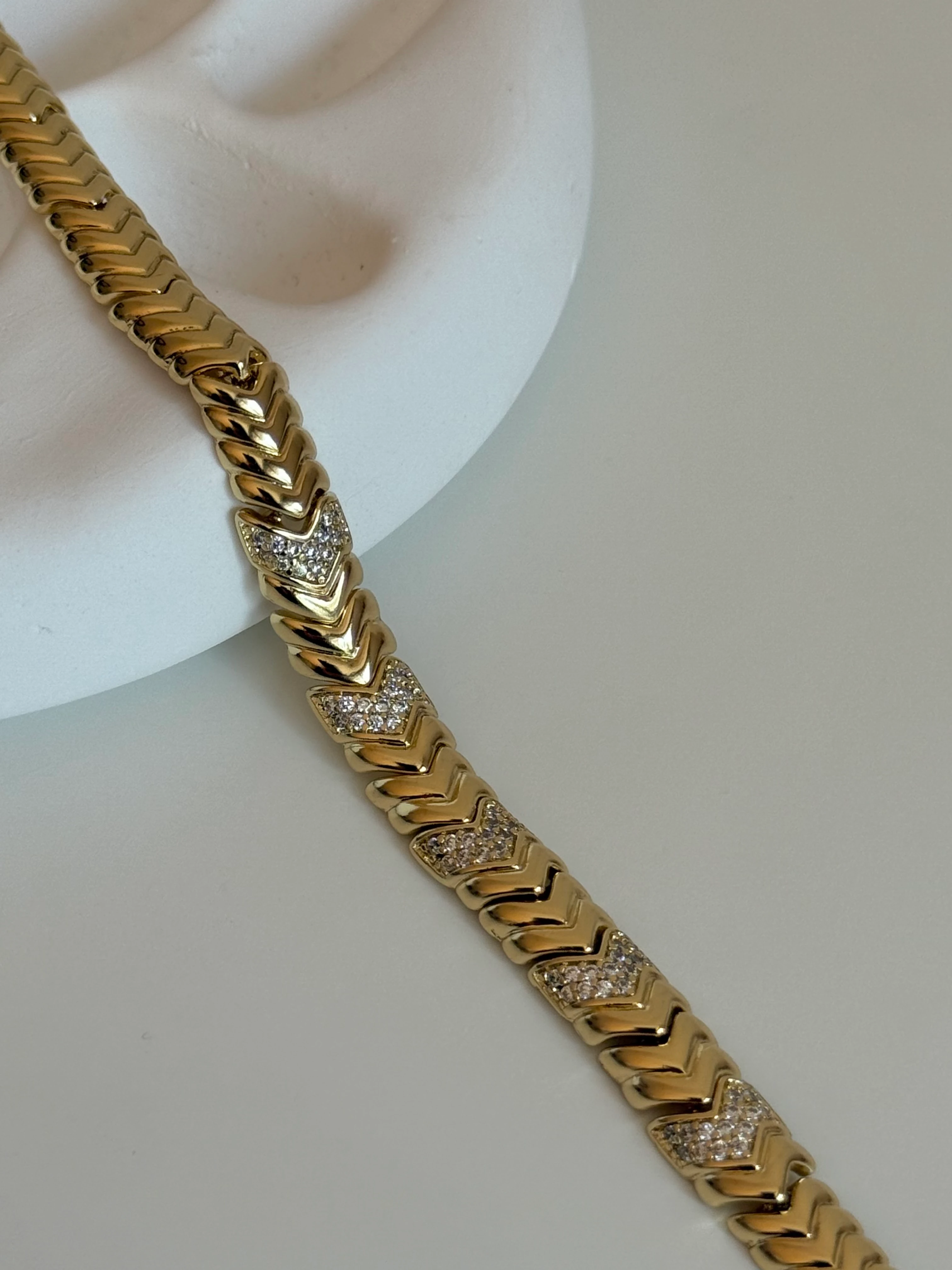 Gold Rengi Zirkon Taş Detaylı Sıralı V Model Xupıng Kadın Bileklik