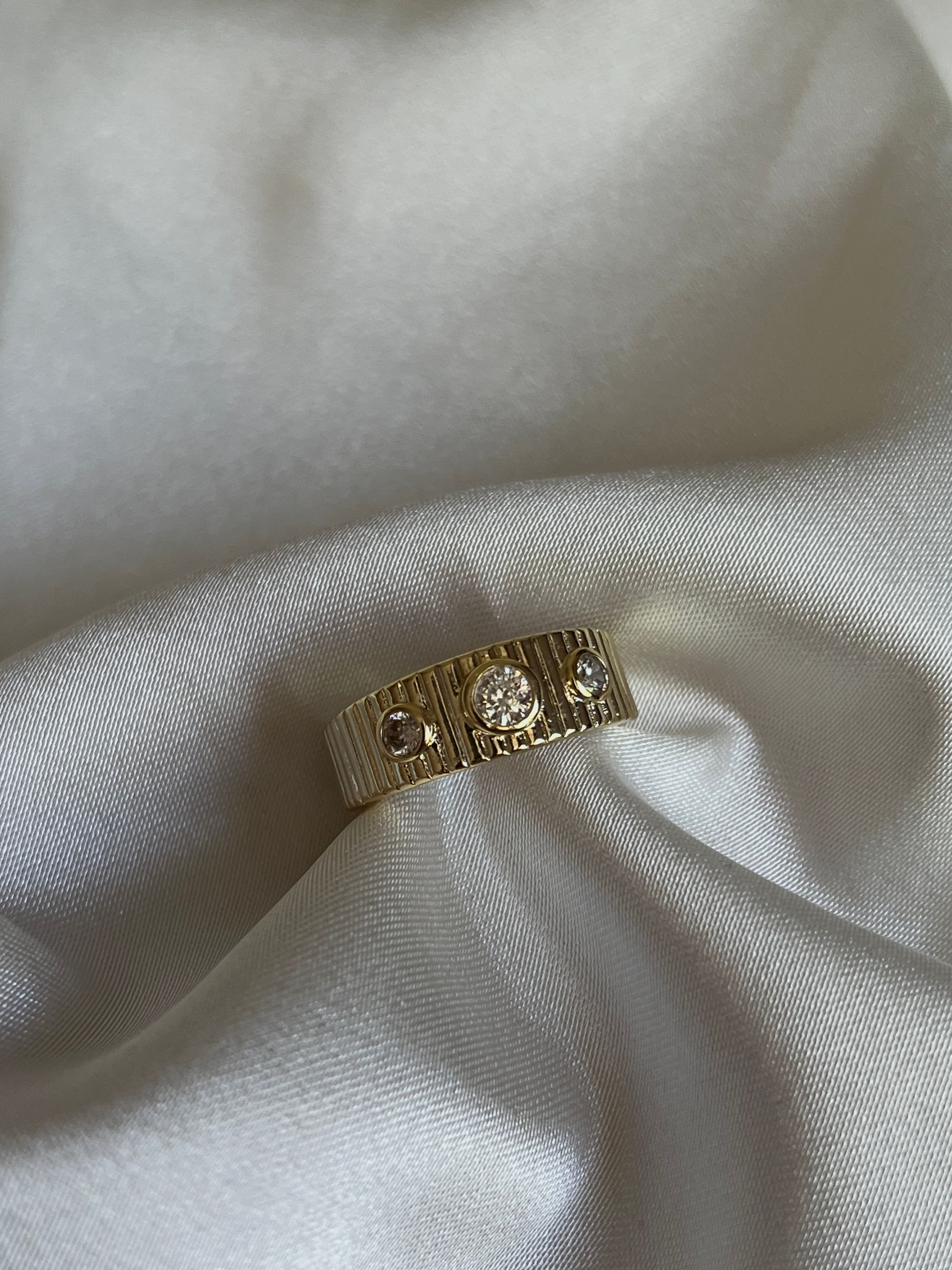 Gold Rengi Üç Yuvarlak Zirkon Taşlı Kadın Yüzük