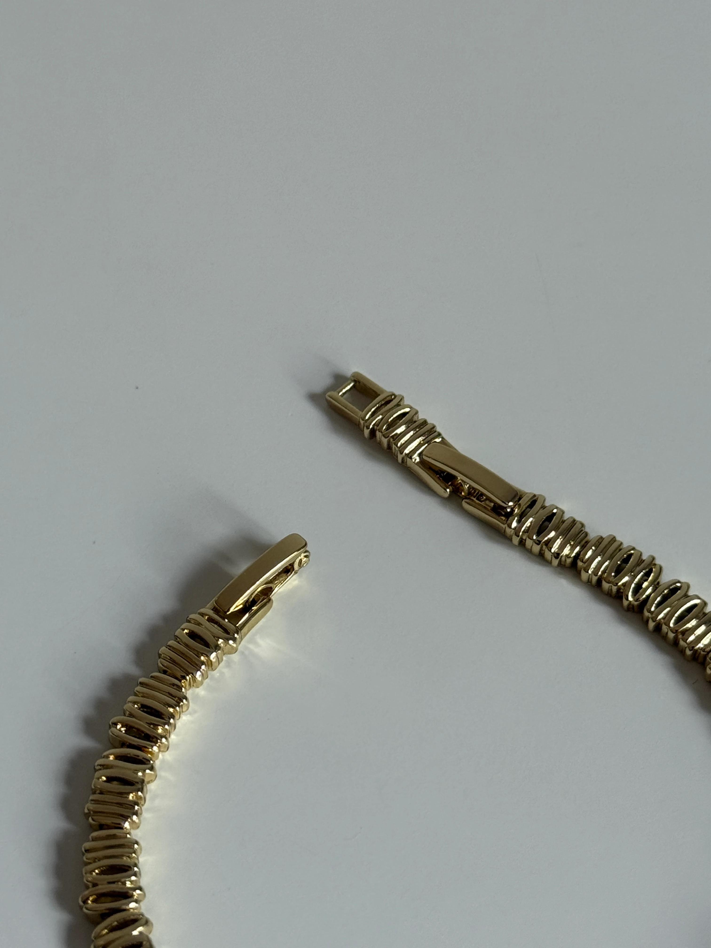 Gold Rengi Zirkon Taş Detaylı Çizgili Model Xupıng Kadın Bileklik