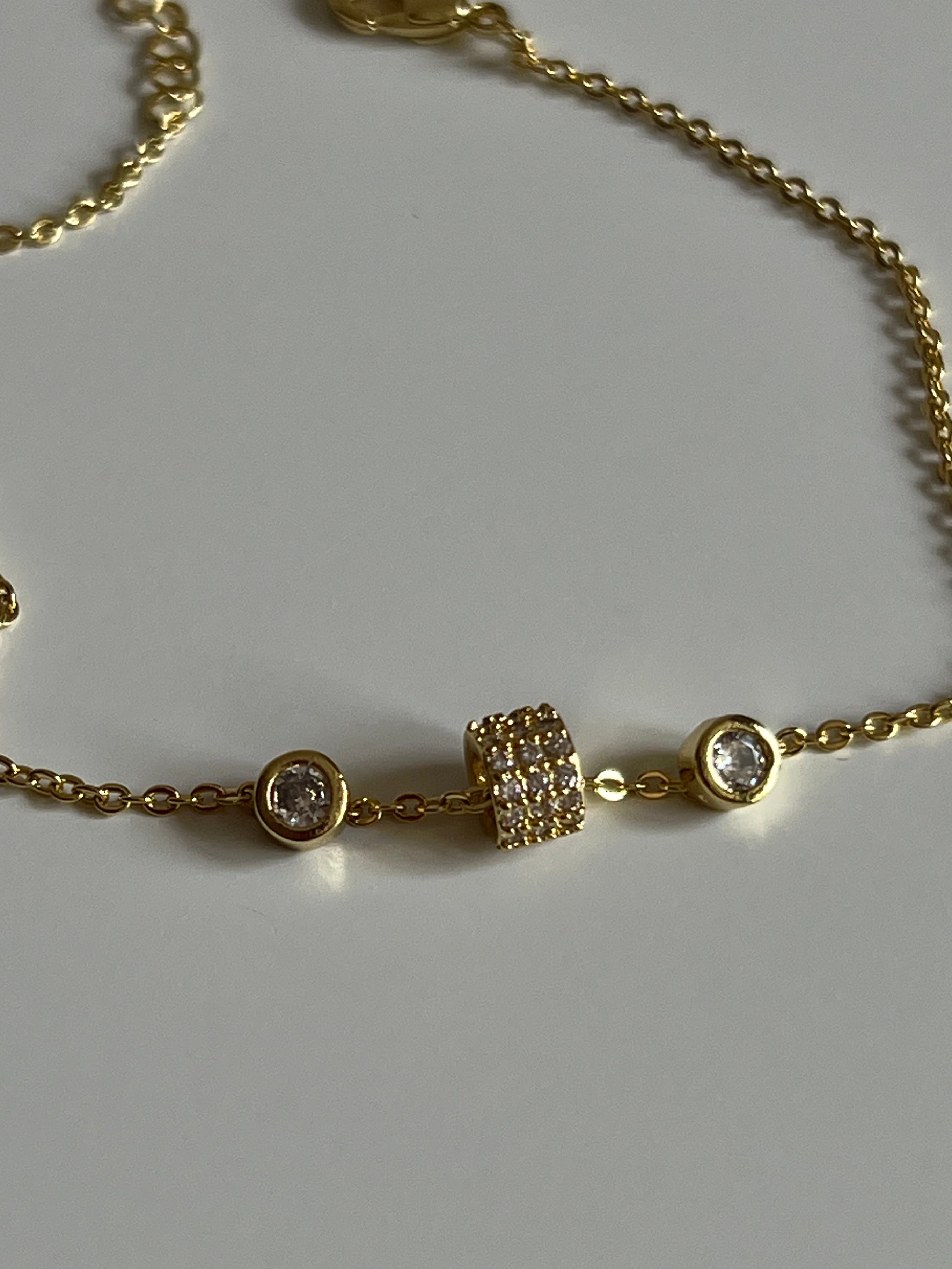 Gold Rengi Zirkon Taşlı Halka Detaylı Kadın Bileklik