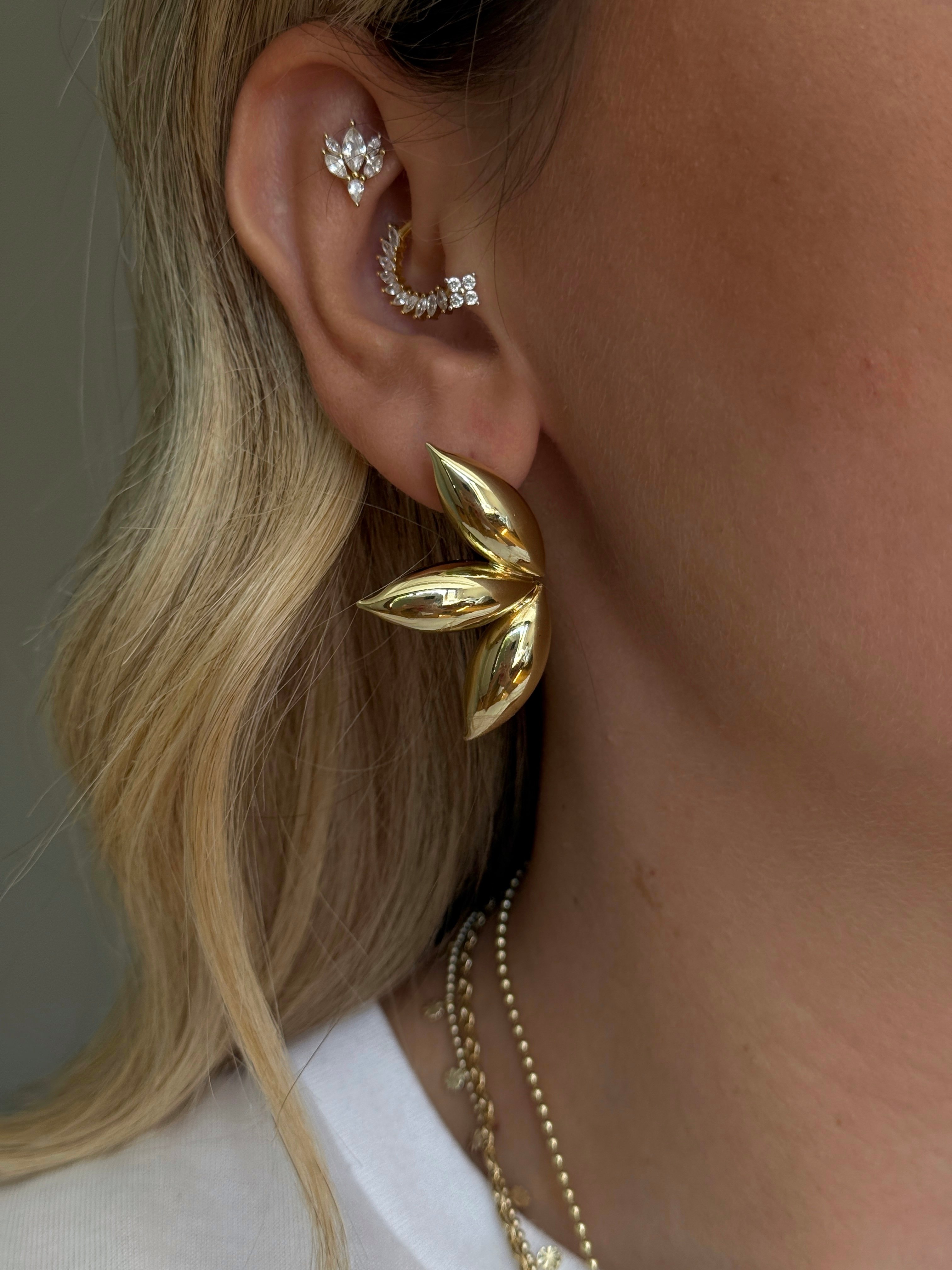 Gold Rengi Üç Yaprak Model Kadın Küpe