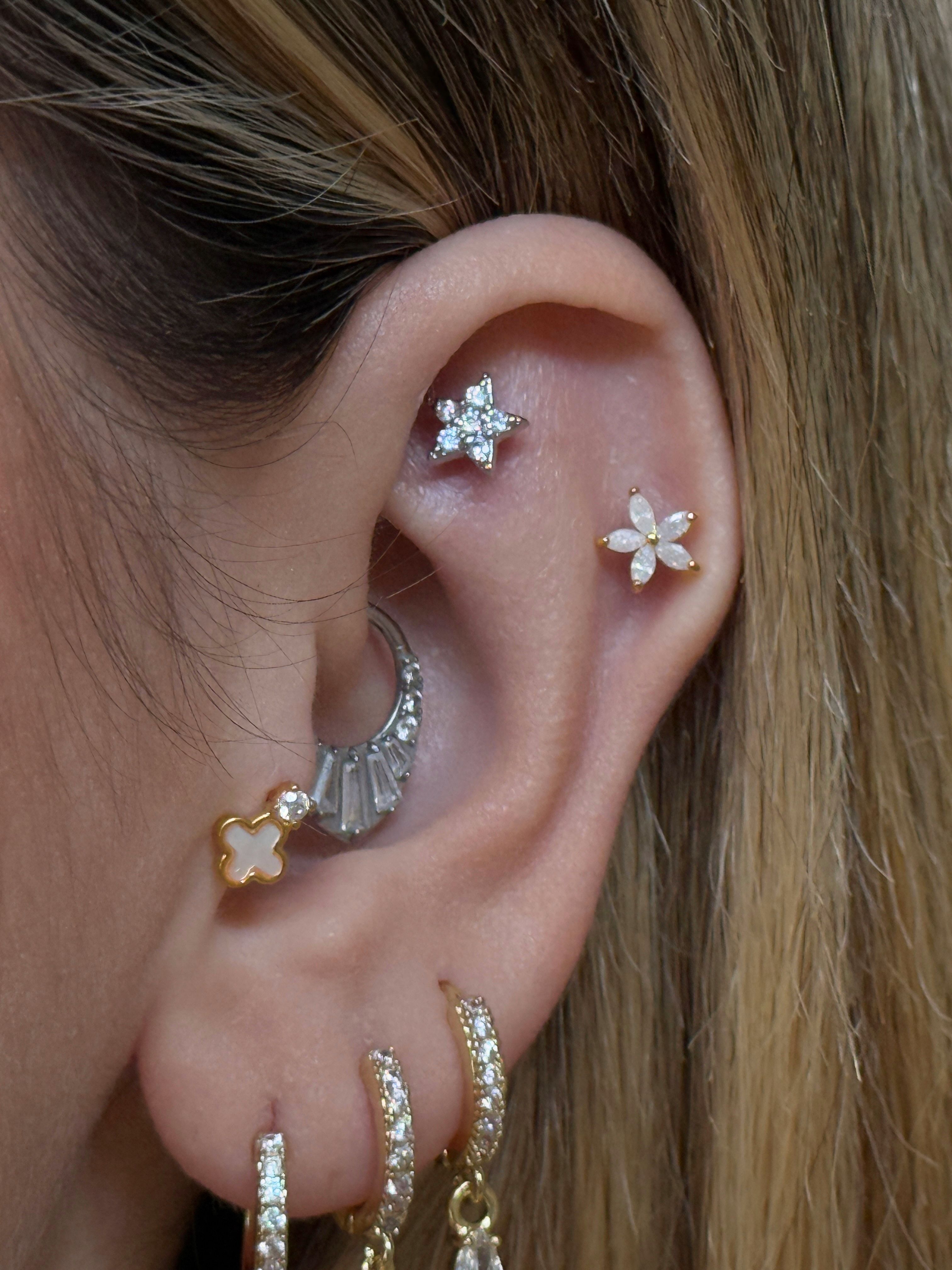 Zirkon Taşlı Yonca Detaylı Gold Rengi Piercing