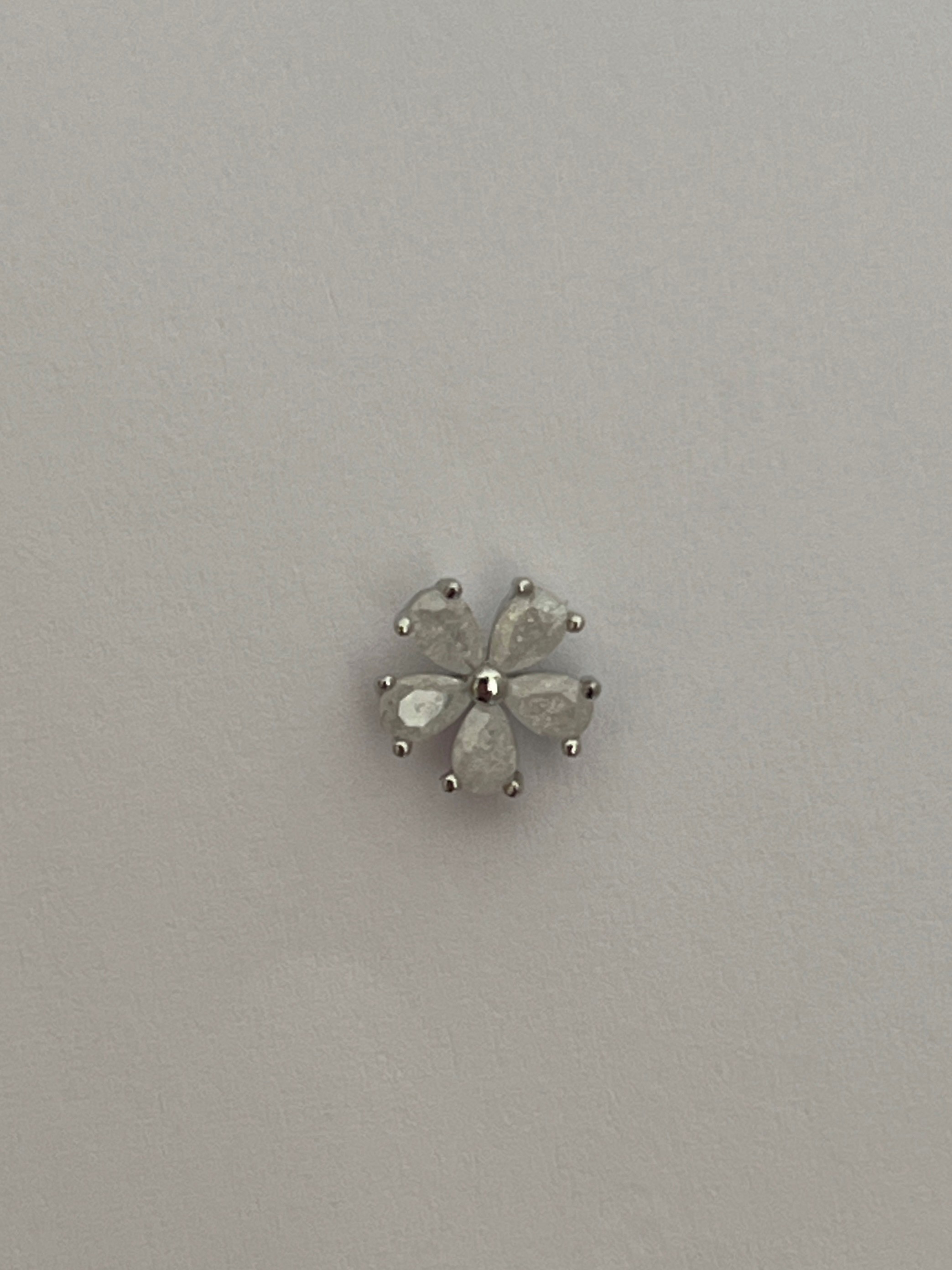 Zirkon Taşlı Çiçek Figürlü Kadın Piercing